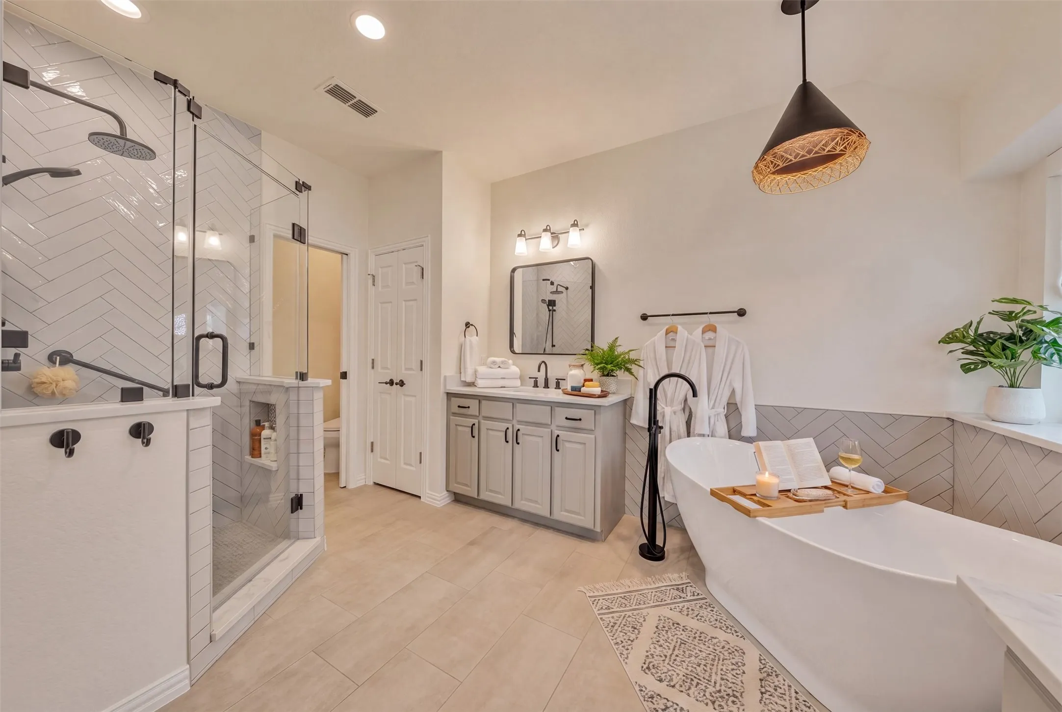 Single Family Residence For Sale in Parker County , 130 Bluff View, Aledo, Texas 76008, 4 Bedroom, 3 Bathroom, 2 Garage spaces, 2,945 Sqft, built in 1998, mls#21245559, Real Estate Agent in Aledo, Homes For Sale in Parker county, Homes For Sale in Aledo, Realtor in Aledo Texas, Real Estate Brokerage Independent Realty Texas, Luminita Cordes Realtor