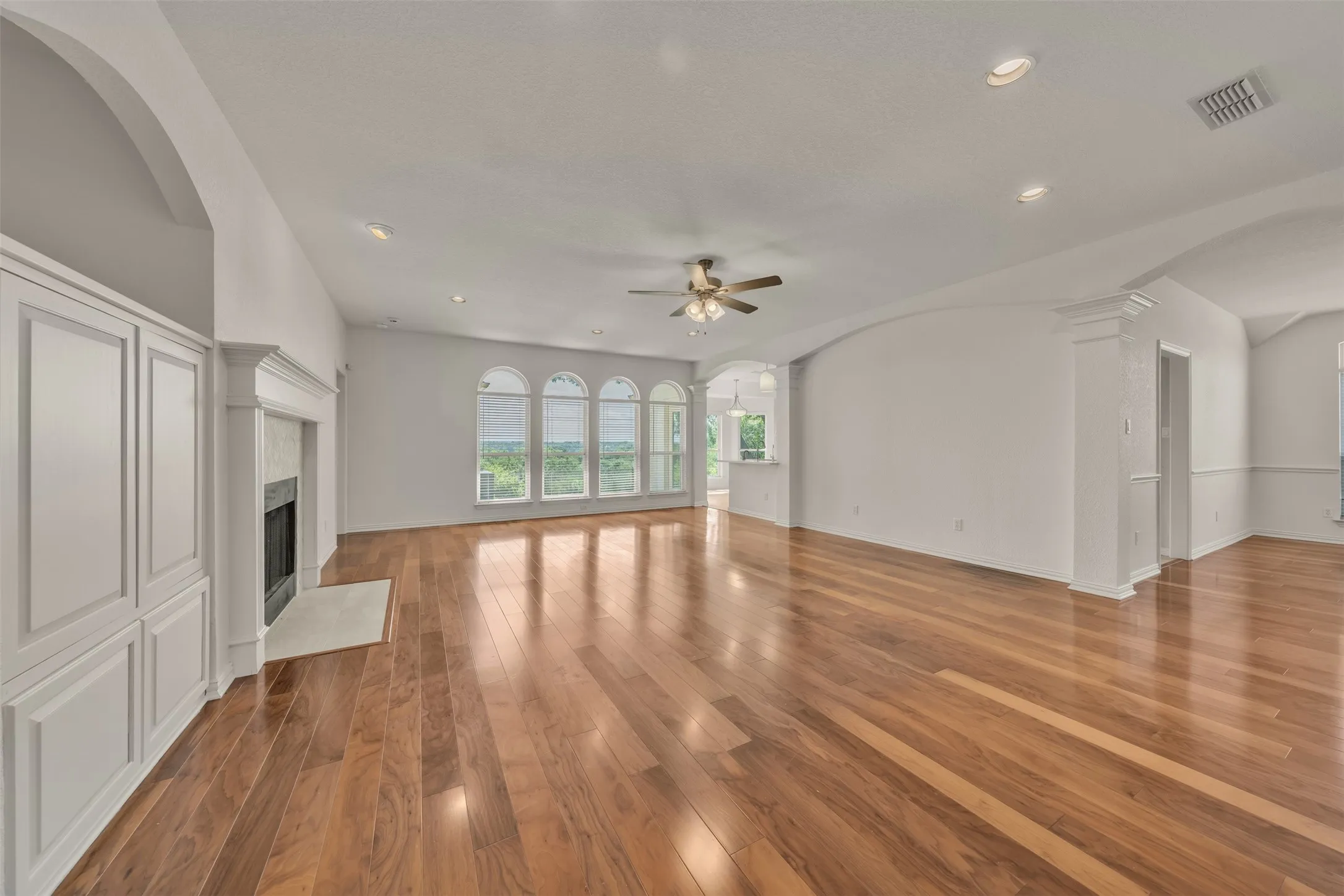 Single Family Residence For Sale in Parker County , 130 Bluff View, Aledo, Texas 76008, 4 Bedroom, 3 Bathroom, 2 Garage spaces, 2,945 Sqft, built in 1998, mls#21245559, Real Estate Agent in Aledo, Homes For Sale in Parker county, Homes For Sale in Aledo, Realtor in Aledo Texas, Real Estate Brokerage Independent Realty Texas, Luminita Cordes Realtor