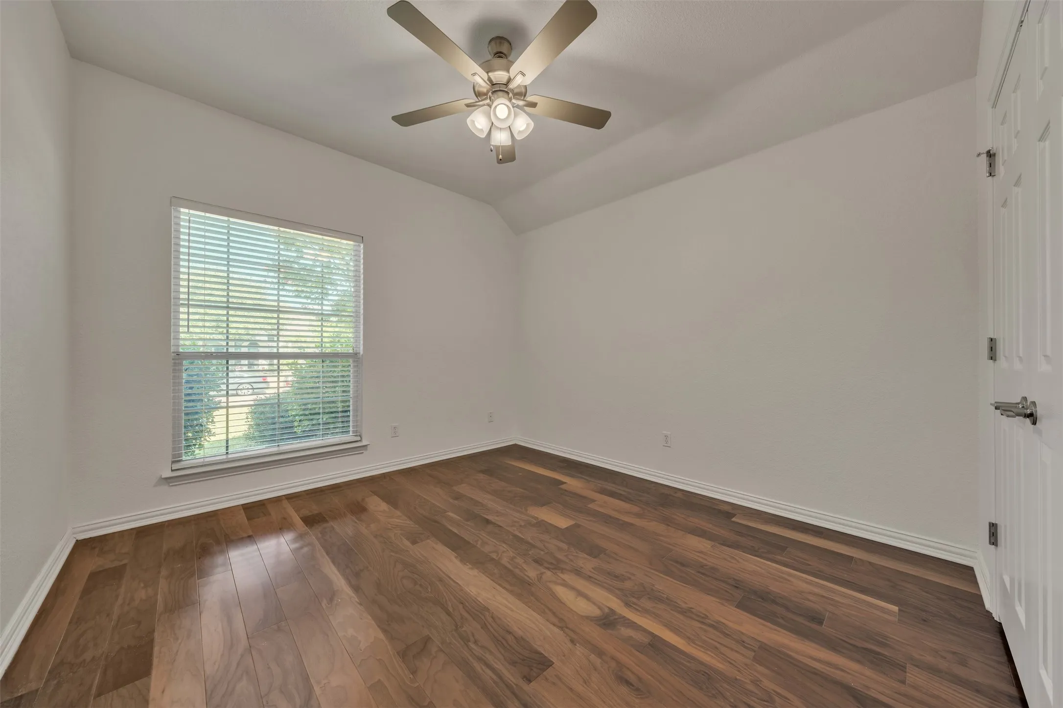 Single Family Residence For Sale in Parker County , 130 Bluff View, Aledo, Texas 76008, 4 Bedroom, 3 Bathroom, 2 Garage spaces, 2,945 Sqft, built in 1998, mls#21245559, Real Estate Agent in Aledo, Homes For Sale in Parker county, Homes For Sale in Aledo, Realtor in Aledo Texas, Real Estate Brokerage Independent Realty Texas, Luminita Cordes Realtor