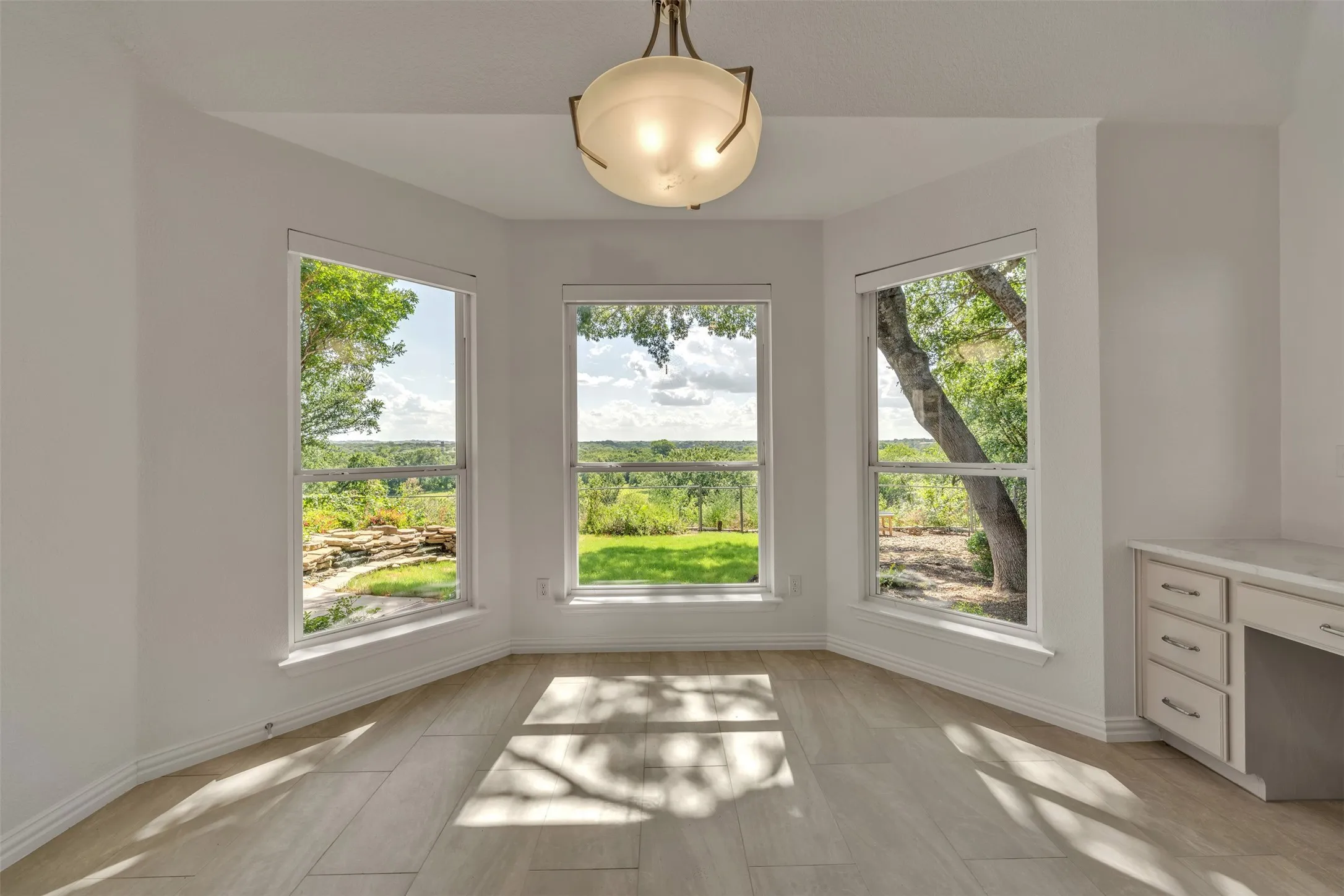 Single Family Residence For Sale in Parker County , 130 Bluff View, Aledo, Texas 76008, 4 Bedroom, 3 Bathroom, 2 Garage spaces, 2,945 Sqft, built in 1998, mls#21245559, Real Estate Agent in Aledo, Homes For Sale in Parker county, Homes For Sale in Aledo, Realtor in Aledo Texas, Real Estate Brokerage Independent Realty Texas, Luminita Cordes Realtor