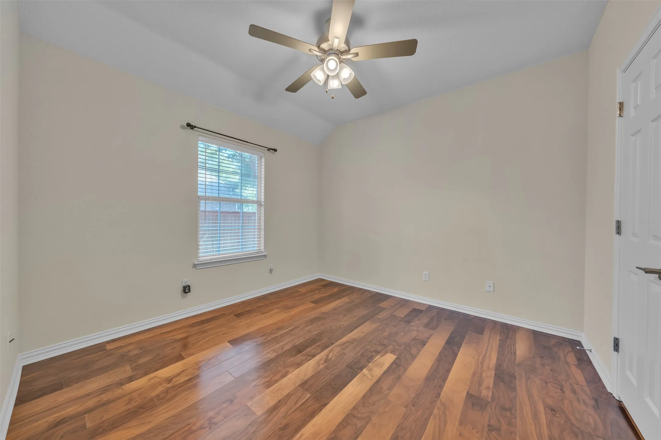 Single Family Residence For Sale in Parker County , 130 Bluff View, Aledo, Texas 76008, 4 Bedroom, 3 Bathroom, 2 Garage spaces, 2,945 Sqft, built in 1998, mls#21245559, Real Estate Agent in Aledo, Homes For Sale in Parker county, Homes For Sale in Aledo, Realtor in Aledo Texas, Real Estate Brokerage Independent Realty Texas, Luminita Cordes Realtor