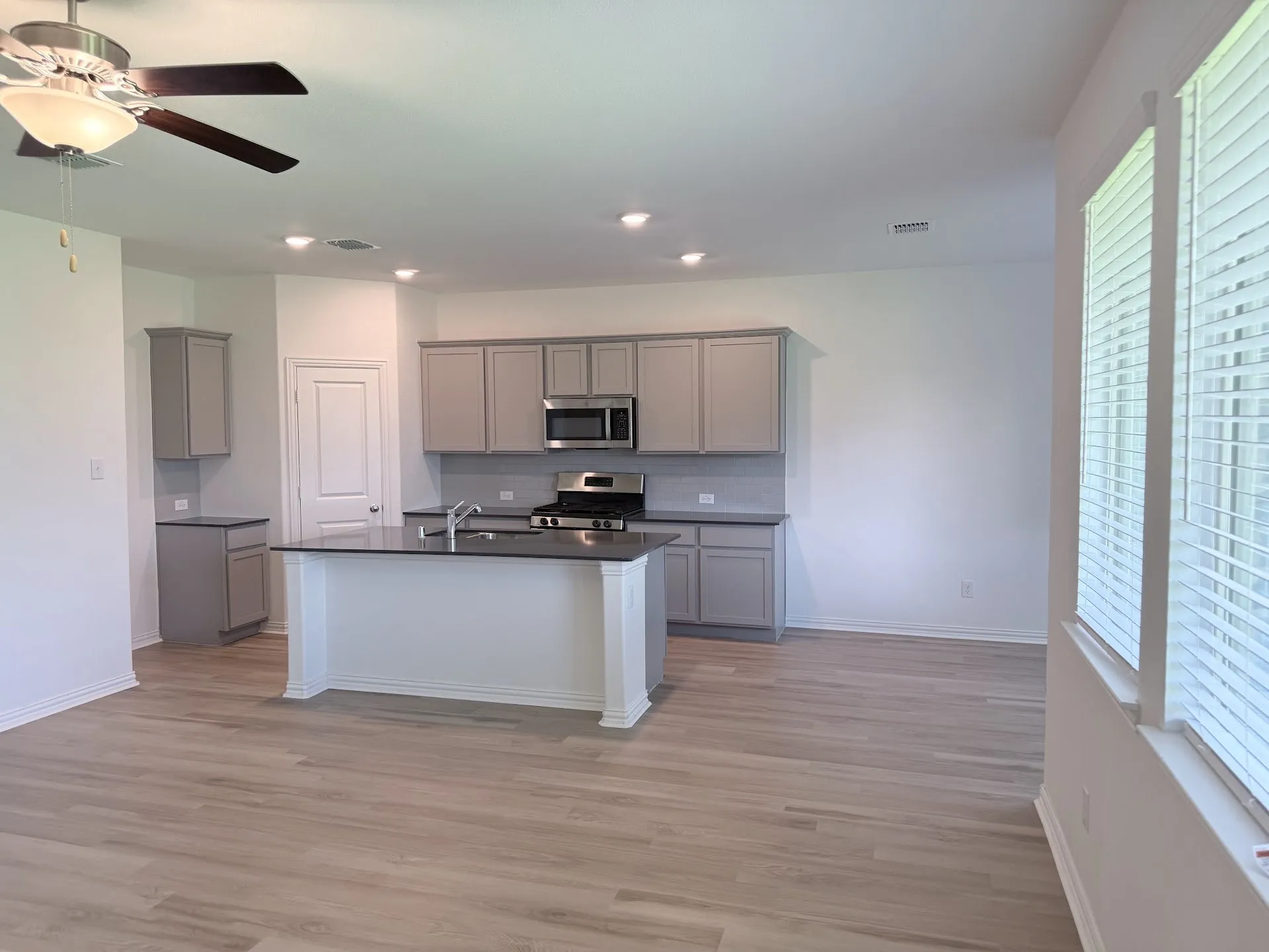 Single Family Residence For Rent in Denton County , 1833 Lake Grove Drive, Little Elm, Texas 75068, 3 Bedroom, 2 Bathroom, 2 Garage spaces, 1,602 Sqft, built in 2022, mls#21243316, Real Estate Agent in Little Elm, Homes For Rent in Denton county, Homes For Rent in Little Elm, Realtor in Little Elm Texas, Real Estate Brokerage Independent Realty Texas, Luminita Cordes Realtor