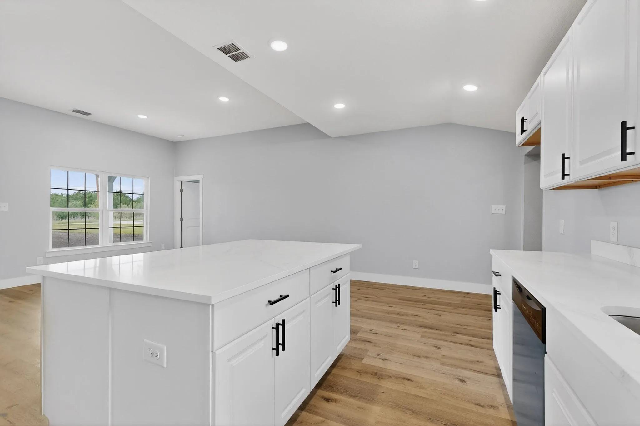 Single Family Residence For Sale in Kaufman County , 6060 County Road 166, Kaufman, Texas 75142, 5 Bedroom, 3 Bathroom, Garage spaces, 2,160 Sqft, built in 1990, Preowned, mls#21245640, Real Estate Agent in Kaufman, Homes For Sale in Kaufman county, Homes For Sale in Kaufman, Realtor in Kaufman Texas, Real Estate Brokerage Independent Realty Texas, Luminita Cordes Realtor