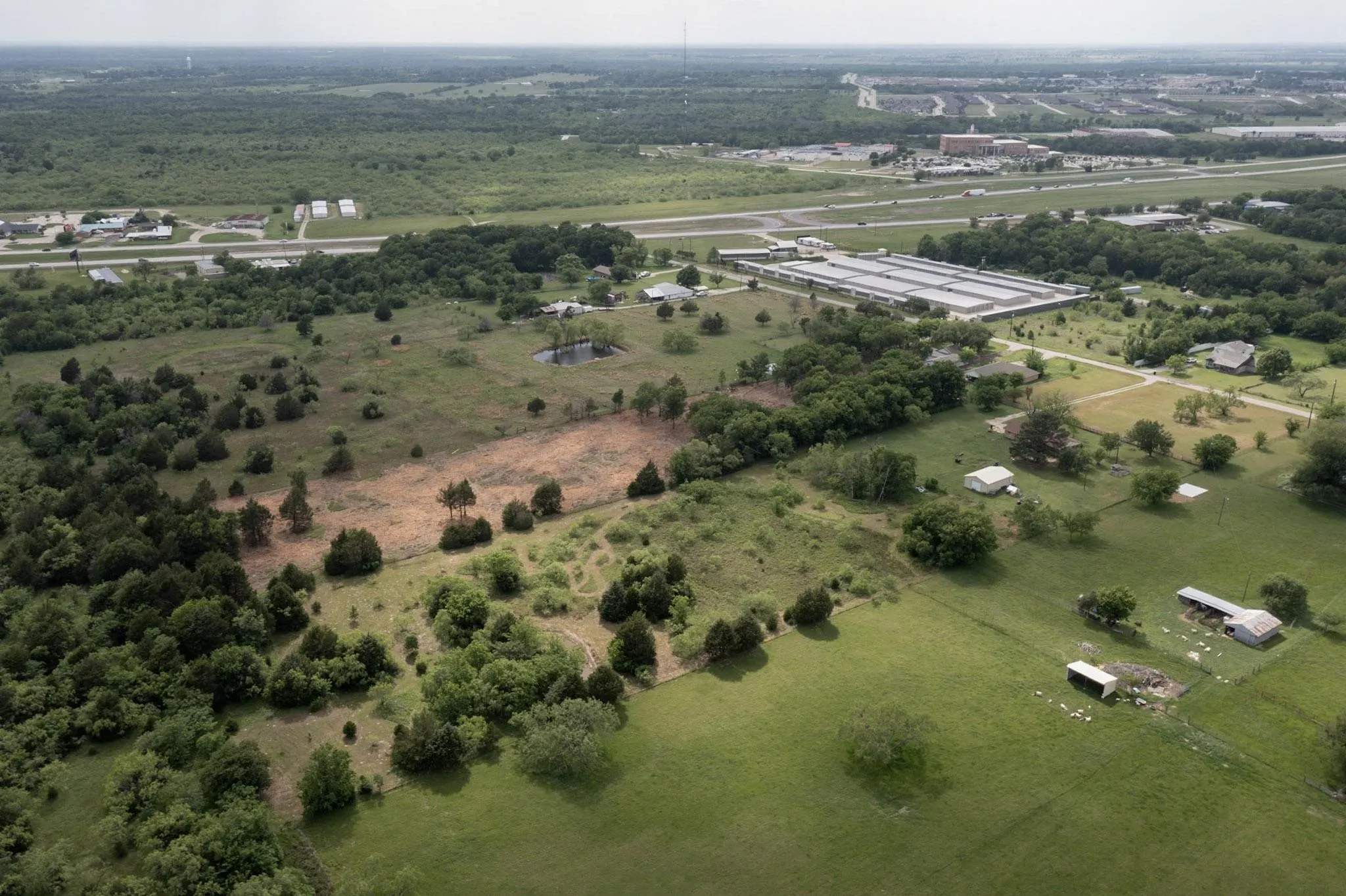 Single Family Residence For Sale in Kaufman County , 6060 County Road 166, Kaufman, Texas 75142, 5 Bedroom, 3 Bathroom, Garage spaces, 2,160 Sqft, built in 1990, Preowned, mls#21245640, Real Estate Agent in Kaufman, Homes For Sale in Kaufman county, Homes For Sale in Kaufman, Realtor in Kaufman Texas, Real Estate Brokerage Independent Realty Texas, Luminita Cordes Realtor