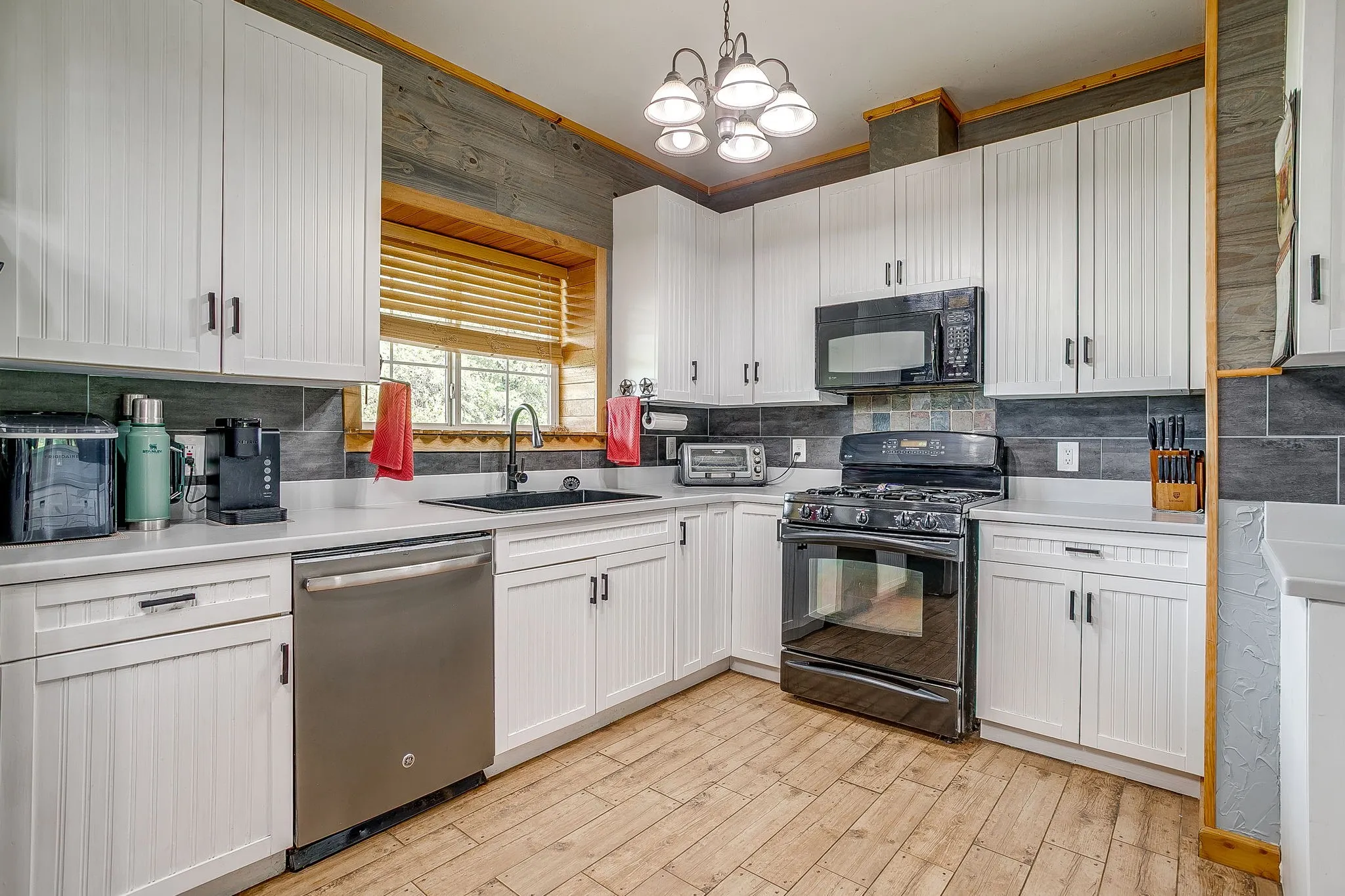 Single Family Residence For Sale in Palo Pinto County , 13450 SH 254, Graford, Texas 76449, 3 Bedroom, 2 Bathroom, Garage spaces, 3,115 Sqft, built in 2004, Preowned, Price $935,000, mls#21245221, Real Estate Agent in Graford, Homes For Sale in Palo Pinto county, Homes For Sale in Graford, Realtor in Graford Texas, Real Estate Brokerage Independent Realty Texas, Luminita Cordes Realtor