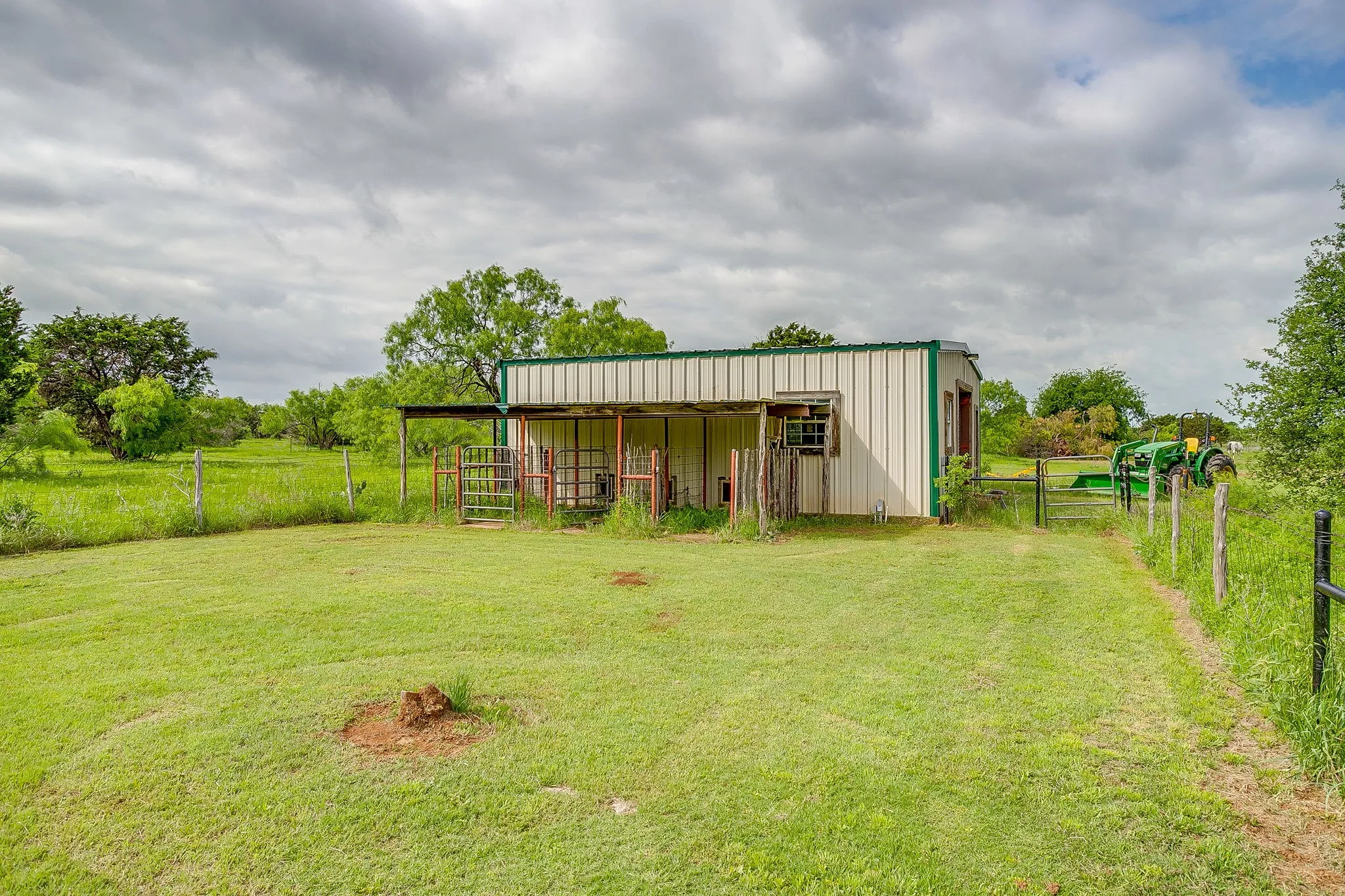 Single Family Residence For Sale in Palo Pinto County , 13450 SH 254, Graford, Texas 76449, 3 Bedroom, 2 Bathroom, Garage spaces, 3,115 Sqft, built in 2004, Preowned, Price $935,000, mls#21245221, Real Estate Agent in Graford, Homes For Sale in Palo Pinto county, Homes For Sale in Graford, Realtor in Graford Texas, Real Estate Brokerage Independent Realty Texas, Luminita Cordes Realtor