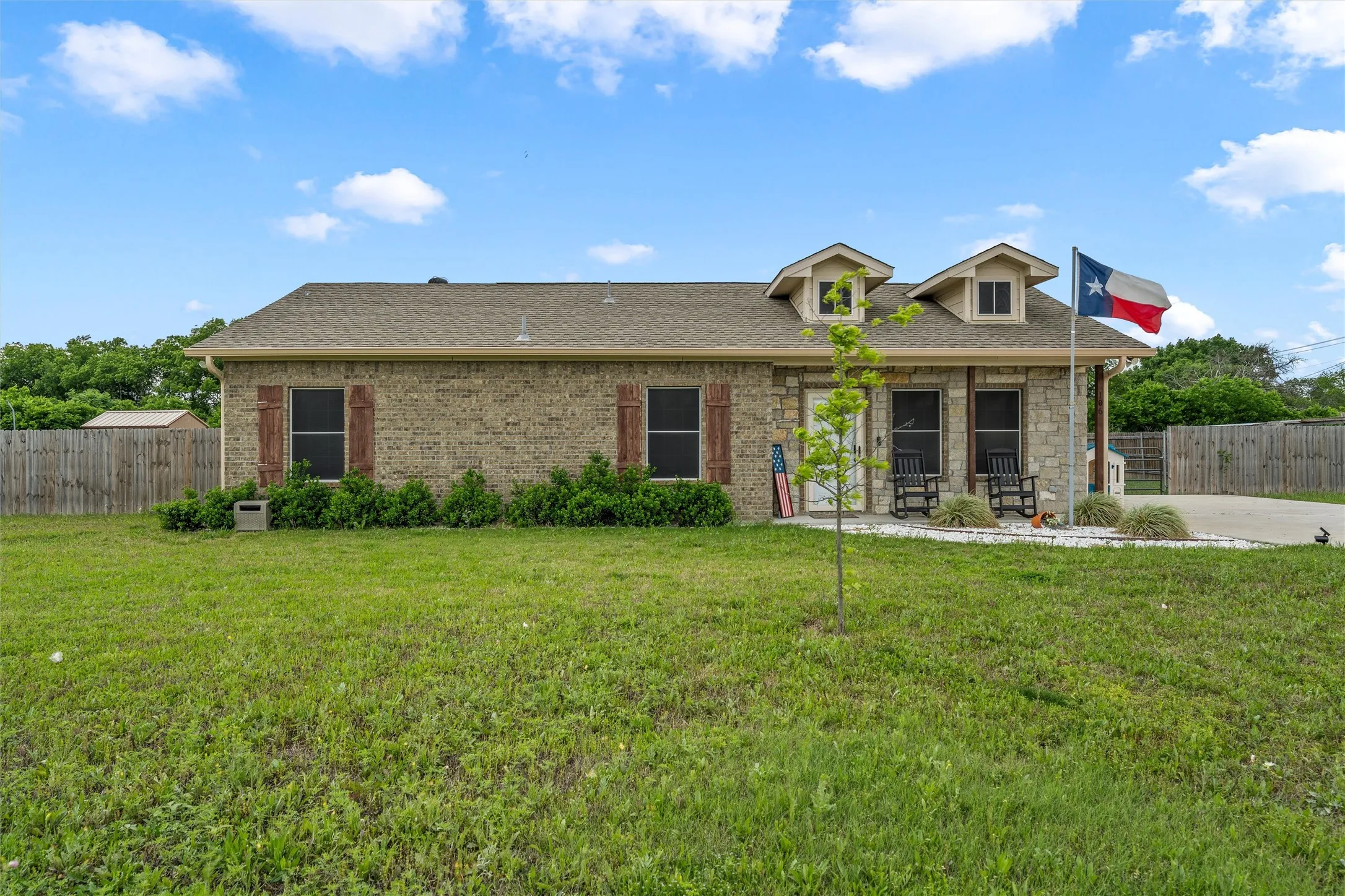 Single Family Residence For Sale in Hill County , 106 Moore Street, Itasca, Texas 76055, 3 Bedroom, 2 Bathroom, Garage spaces, 1,215 Sqft, built in 2020, Preowned, mls#21244751, Real Estate Agent in Itasca, Homes For Sale in Hill county, Homes For Sale in Itasca, Realtor in Itasca Texas, Real Estate Brokerage Independent Realty Texas, Luminita Cordes Realtor