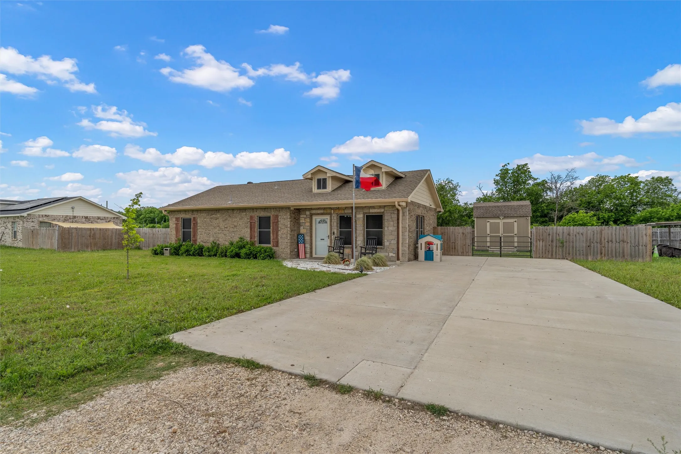 Single Family Residence For Sale in Hill County , 106 Moore Street, Itasca, Texas 76055, 3 Bedroom, 2 Bathroom, Garage spaces, 1,215 Sqft, built in 2020, Preowned, mls#21244751, Real Estate Agent in Itasca, Homes For Sale in Hill county, Homes For Sale in Itasca, Realtor in Itasca Texas, Real Estate Brokerage Independent Realty Texas, Luminita Cordes Realtor