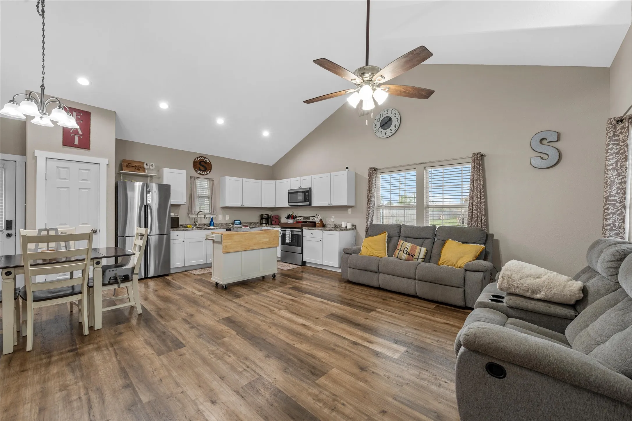 Single Family Residence For Sale in Hill County , 106 Moore Street, Itasca, Texas 76055, 3 Bedroom, 2 Bathroom, Garage spaces, 1,215 Sqft, built in 2020, Preowned, mls#21244751, Real Estate Agent in Itasca, Homes For Sale in Hill county, Homes For Sale in Itasca, Realtor in Itasca Texas, Real Estate Brokerage Independent Realty Texas, Luminita Cordes Realtor