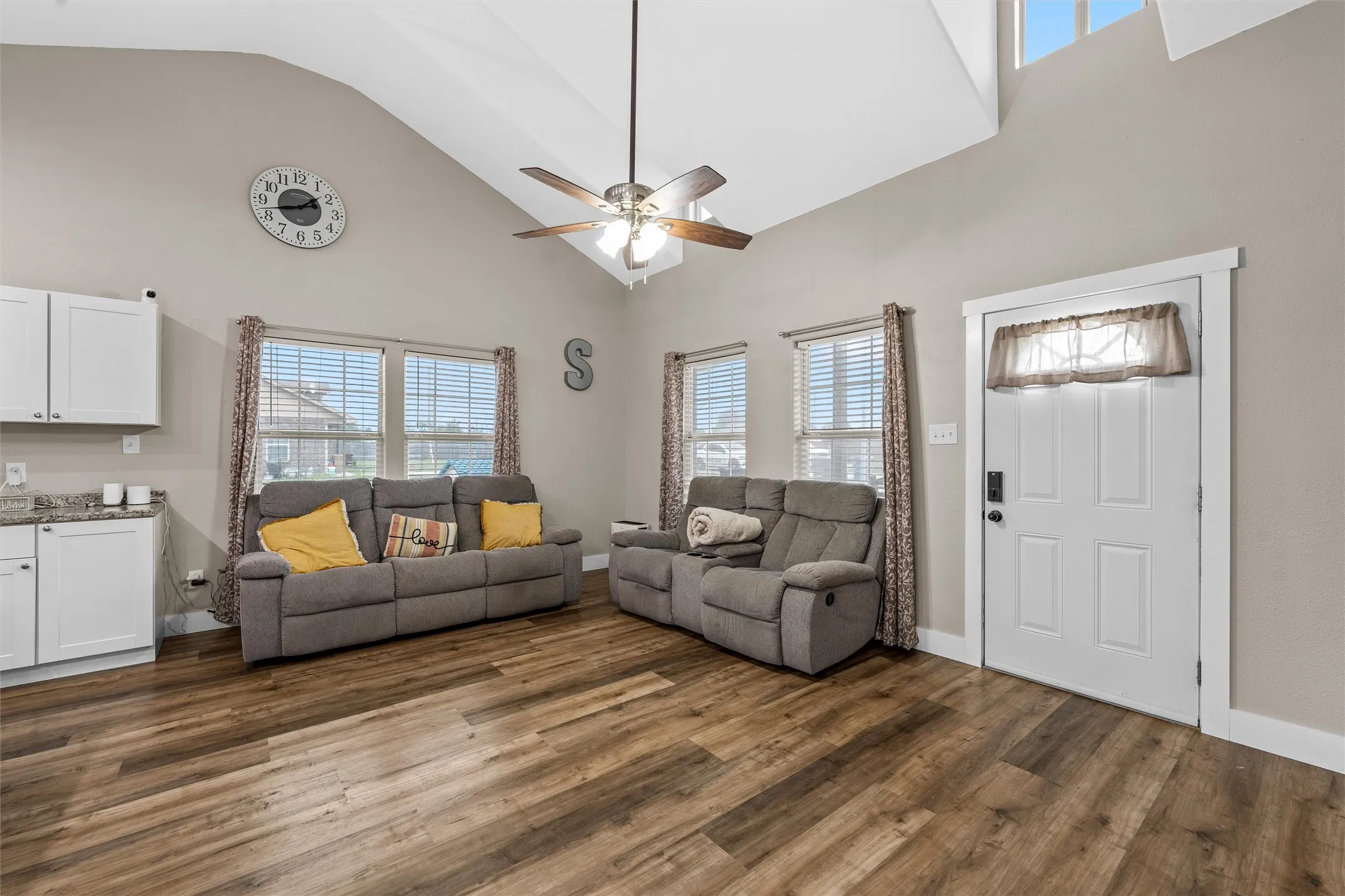 Single Family Residence For Sale in Hill County , 106 Moore Street, Itasca, Texas 76055, 3 Bedroom, 2 Bathroom, Garage spaces, 1,215 Sqft, built in 2020, Preowned, mls#21244751, Real Estate Agent in Itasca, Homes For Sale in Hill county, Homes For Sale in Itasca, Realtor in Itasca Texas, Real Estate Brokerage Independent Realty Texas, Luminita Cordes Realtor