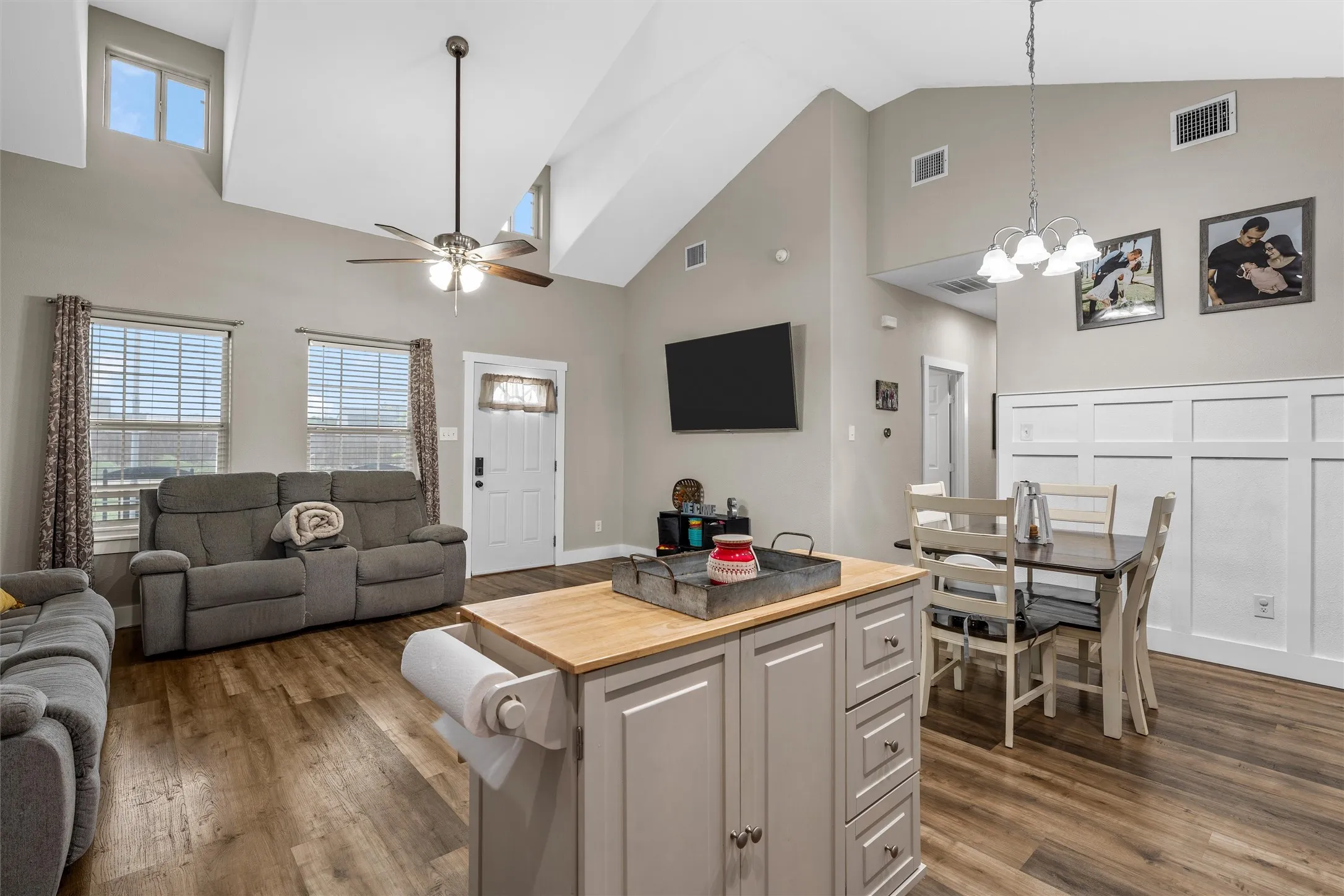 Single Family Residence For Sale in Hill County , 106 Moore Street, Itasca, Texas 76055, 3 Bedroom, 2 Bathroom, Garage spaces, 1,215 Sqft, built in 2020, Preowned, mls#21244751, Real Estate Agent in Itasca, Homes For Sale in Hill county, Homes For Sale in Itasca, Realtor in Itasca Texas, Real Estate Brokerage Independent Realty Texas, Luminita Cordes Realtor