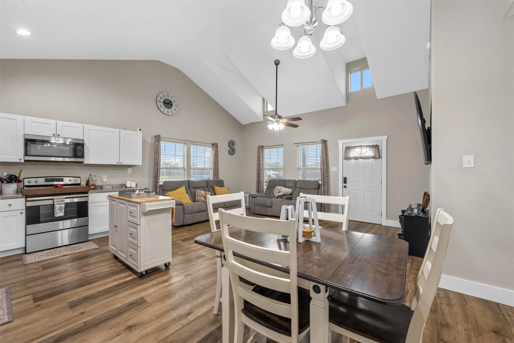 Single Family Residence For Sale in Hill County , 106 Moore Street, Itasca, Texas 76055, 3 Bedroom, 2 Bathroom, Garage spaces, 1,215 Sqft, built in 2020, Preowned, mls#21244751, Real Estate Agent in Itasca, Homes For Sale in Hill county, Homes For Sale in Itasca, Realtor in Itasca Texas, Real Estate Brokerage Independent Realty Texas, Luminita Cordes Realtor