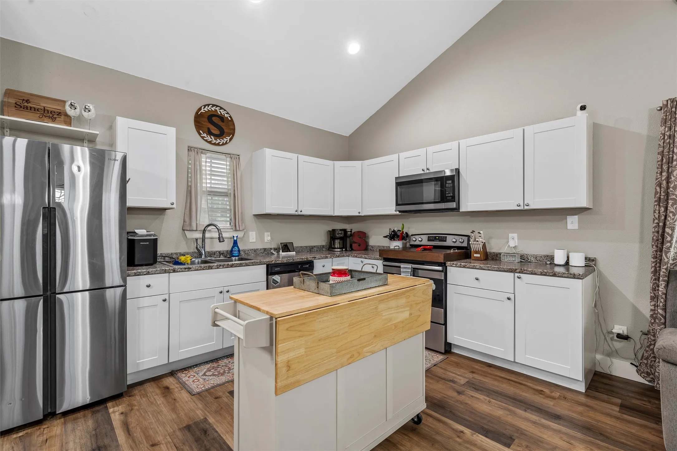 Single Family Residence For Sale in Hill County , 106 Moore Street, Itasca, Texas 76055, 3 Bedroom, 2 Bathroom, Garage spaces, 1,215 Sqft, built in 2020, Preowned, mls#21244751, Real Estate Agent in Itasca, Homes For Sale in Hill county, Homes For Sale in Itasca, Realtor in Itasca Texas, Real Estate Brokerage Independent Realty Texas, Luminita Cordes Realtor