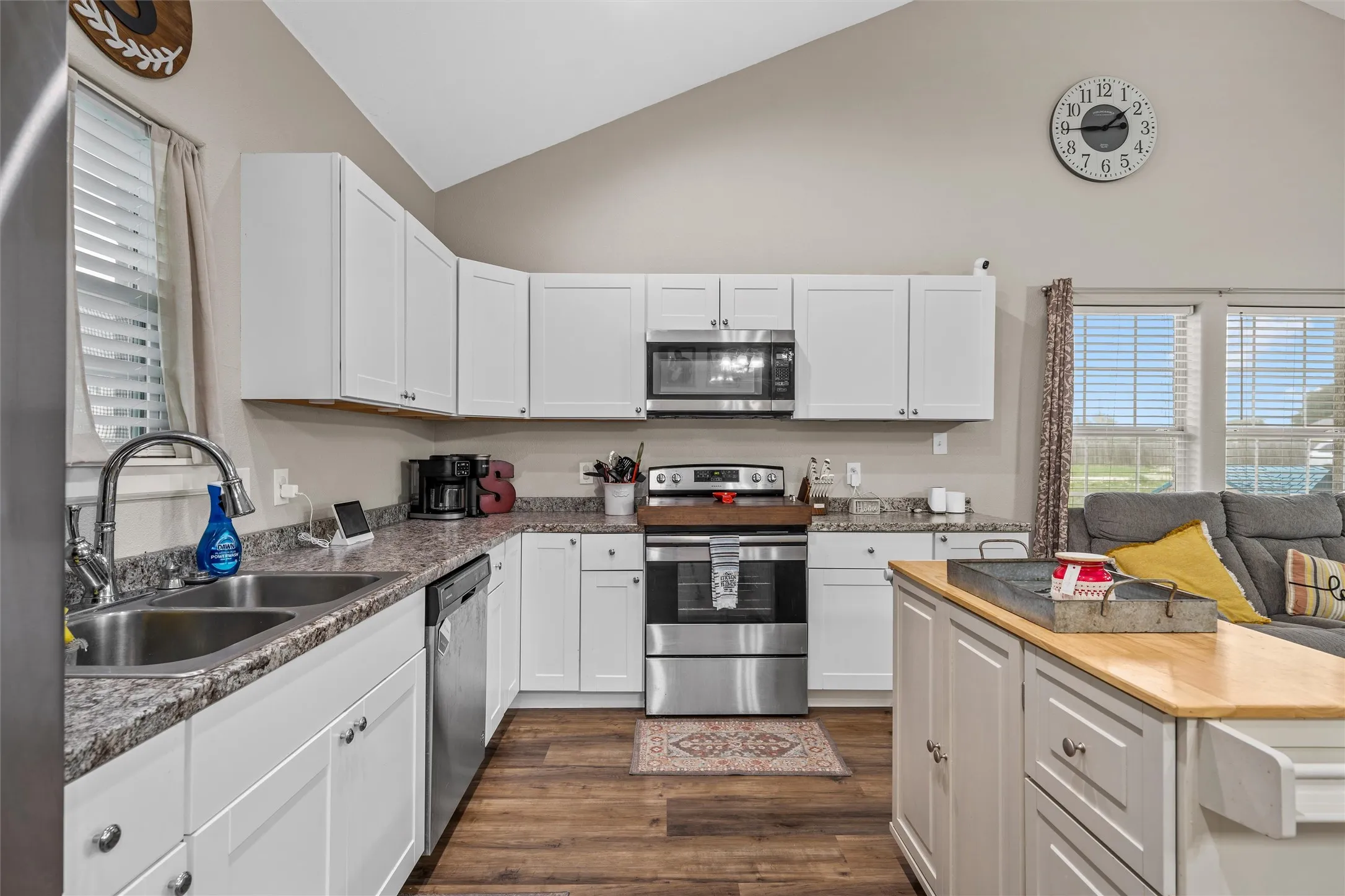 Single Family Residence For Sale in Hill County , 106 Moore Street, Itasca, Texas 76055, 3 Bedroom, 2 Bathroom, Garage spaces, 1,215 Sqft, built in 2020, Preowned, mls#21244751, Real Estate Agent in Itasca, Homes For Sale in Hill county, Homes For Sale in Itasca, Realtor in Itasca Texas, Real Estate Brokerage Independent Realty Texas, Luminita Cordes Realtor