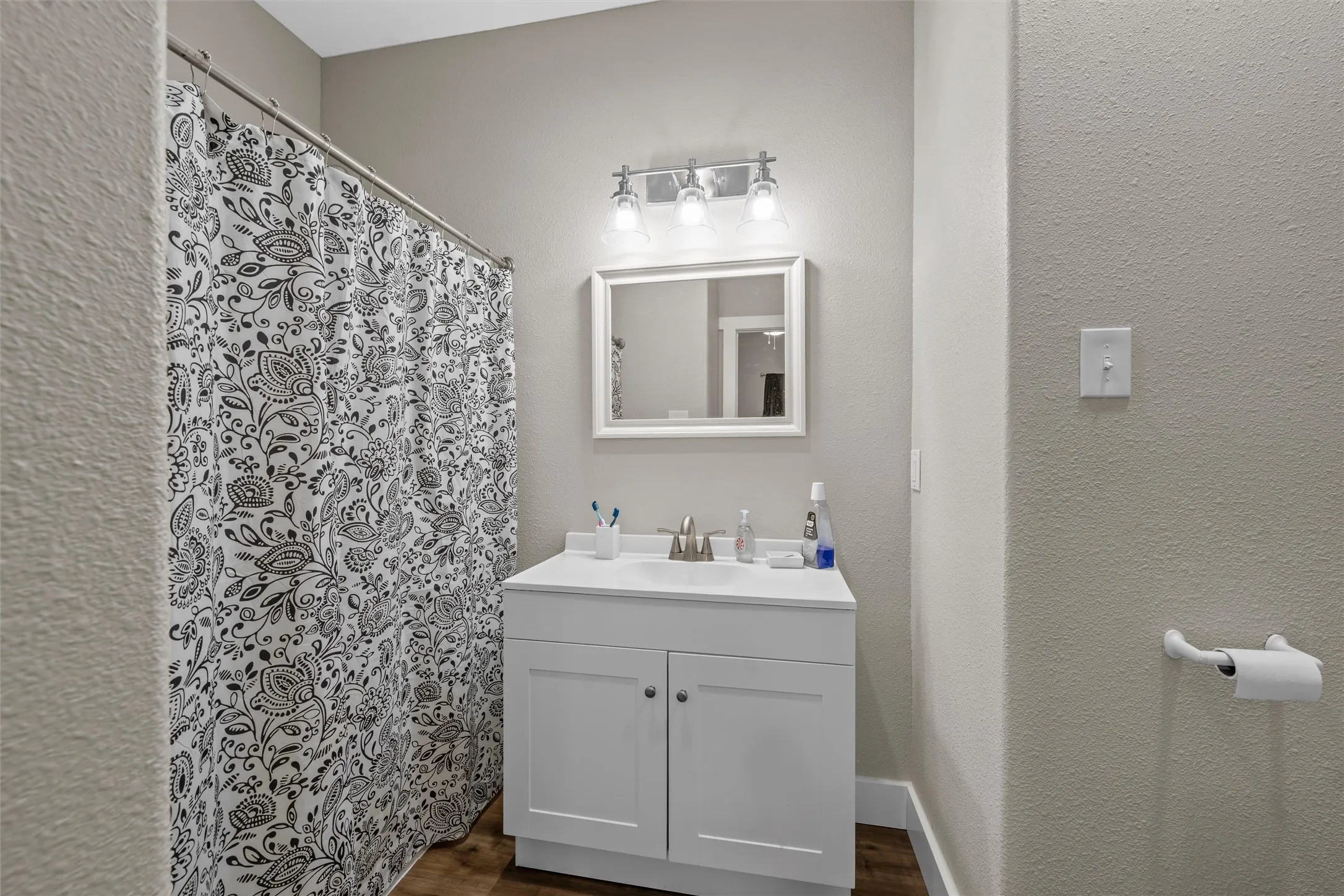 Single Family Residence For Sale in Hill County , 106 Moore Street, Itasca, Texas 76055, 3 Bedroom, 2 Bathroom, Garage spaces, 1,215 Sqft, built in 2020, Preowned, mls#21244751, Real Estate Agent in Itasca, Homes For Sale in Hill county, Homes For Sale in Itasca, Realtor in Itasca Texas, Real Estate Brokerage Independent Realty Texas, Luminita Cordes Realtor