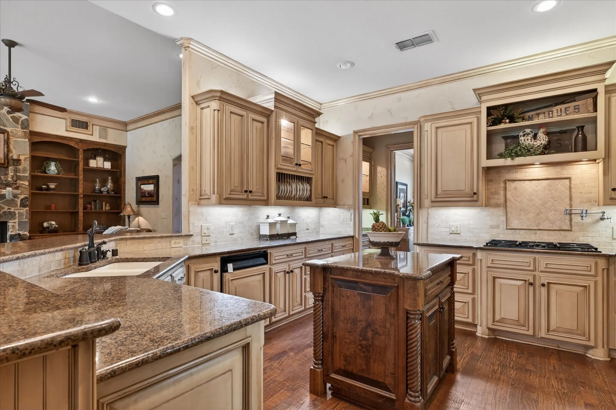 Single Family Residence For Sale in Denton County , 3504 Falcon Court, Denton, Texas 76210, 4 Bedroom, 4 Bathroom, 3 Garage spaces, 4,079 Sqft, built in 2003, Preowned, mls#21228345, Real Estate Agent in Denton, Homes For Sale in Denton county, Homes For Sale in Denton, Realtor in Denton Texas, Real Estate Brokerage Independent Realty Texas, Luminita Cordes Realtor