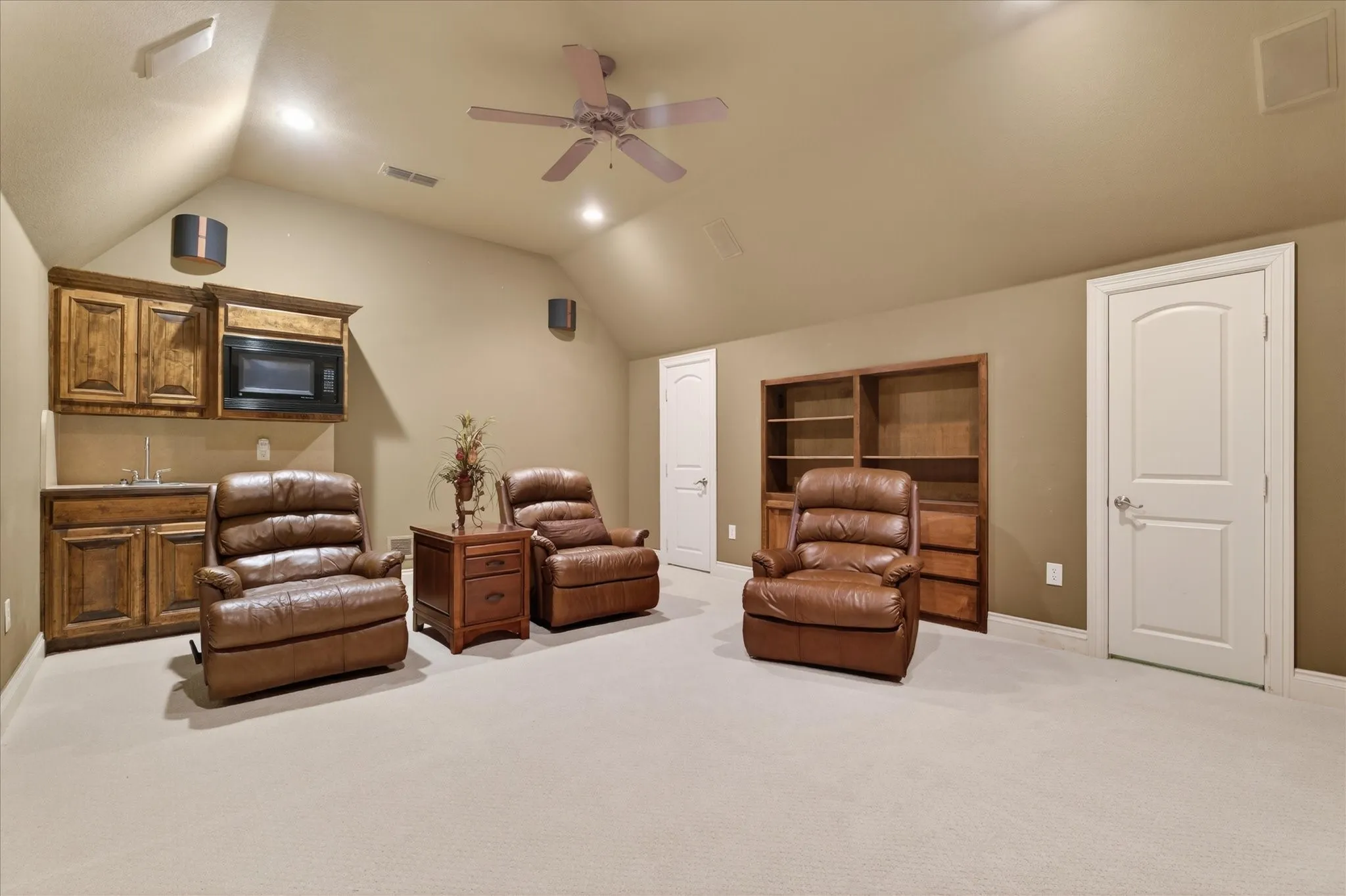 Single Family Residence For Sale in Denton County , 3504 Falcon Court, Denton, Texas 76210, 4 Bedroom, 4 Bathroom, 3 Garage spaces, 4,079 Sqft, built in 2003, Preowned, mls#21228345, Real Estate Agent in Denton, Homes For Sale in Denton county, Homes For Sale in Denton, Realtor in Denton Texas, Real Estate Brokerage Independent Realty Texas, Luminita Cordes Realtor