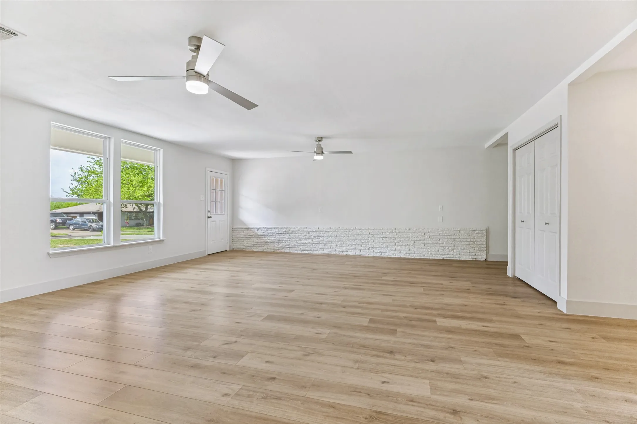 Single Family Residence For Sale in Tarrant County , 7800 Gaston Avenue, Fort Worth, Texas 76116, 3 Bedrooms, 2 Bathrooms, Garage spaces, 1,730 Sqft, built in 1958, Price $265,000, mls#21245721, Real Estate Agent in Fort Worth, Homes For Sale in Tarrant county, Homes For Sale in Fort Worth, Realtor in Fort Worth Texas, Real Estate Brokerage Independent Realty Texas, Luminita Cordes Realtor