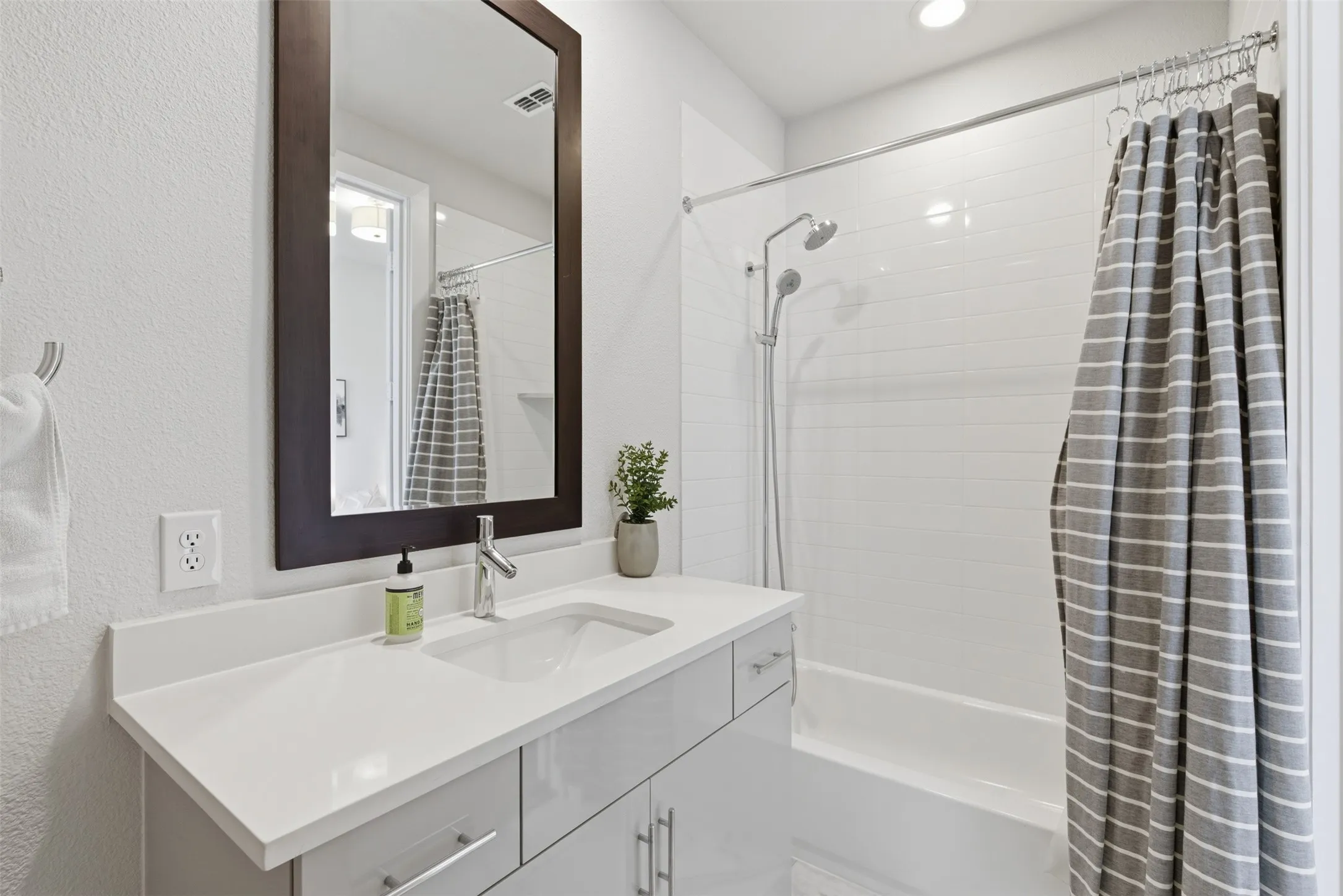 3rd Floor: Ensuite Guest Bathroom