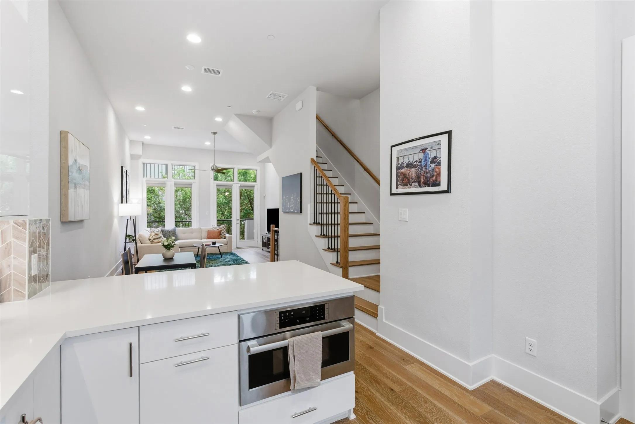 Bosch gas range, built-in microwave, quartz counters