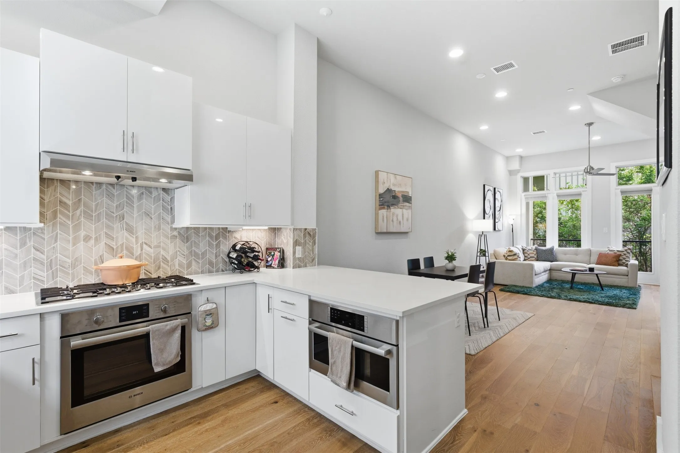 Open-concept chef's kitchen in gated Oak Cliff community—ideal for medical professionals, IT professionals, work from home professionals balancing entertaining with work-life balance. 10 min to Bishop Arts dining & nightlife, 15 min to major medical centers