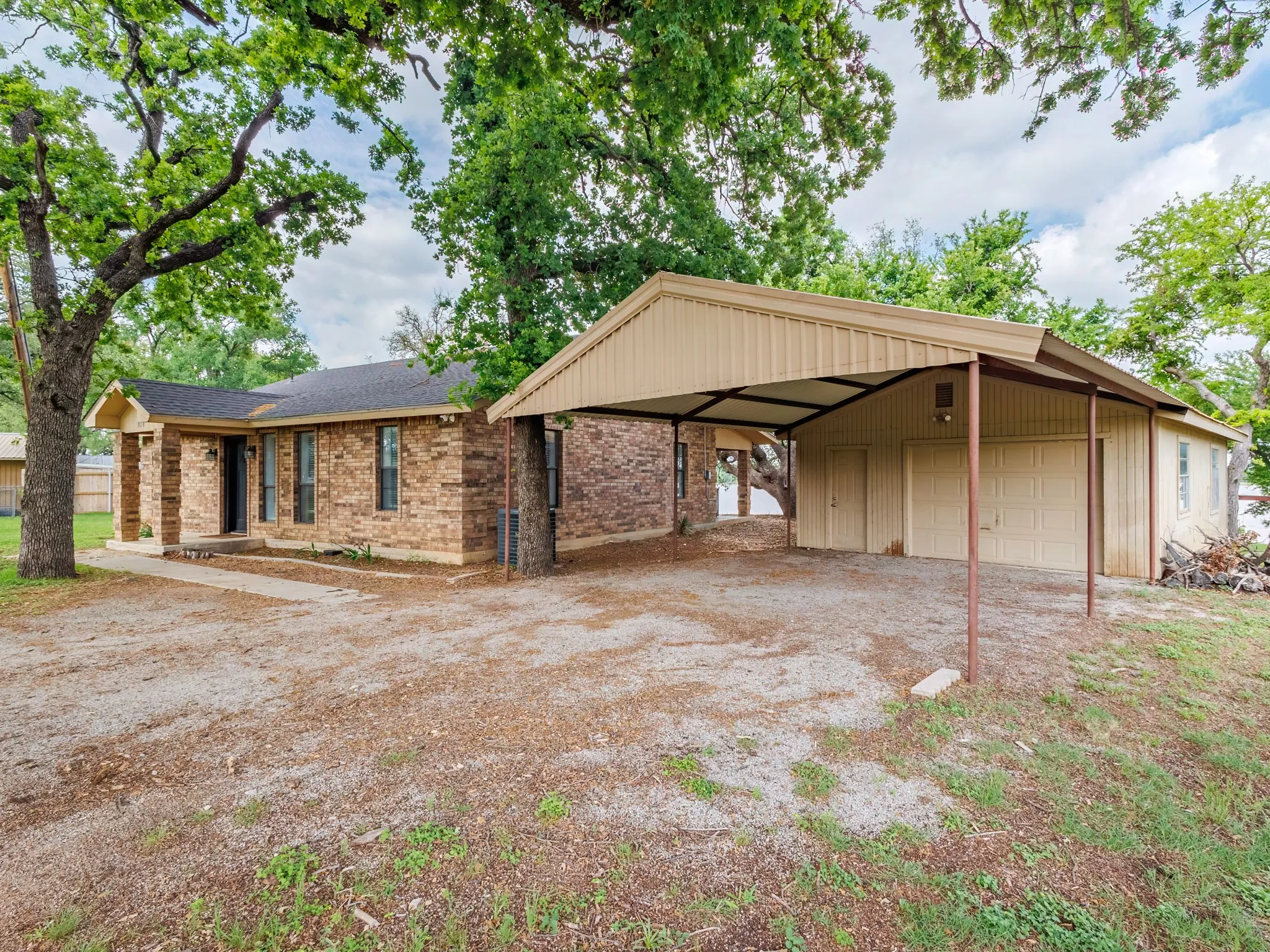 Single Family Residence For Sale in Brown County , 7850 County Road 551, Brownwood, Texas 76801, 3 Bedrooms, 1 Bathroom, 1 Garage spaces, 1,152 Sqft, built in 1992, Price $369,000, mls#21245732, Real Estate Agent in Brownwood, Homes For Sale in Brown county, Homes For Sale in Brownwood, Realtor in Brownwood Texas, Real Estate Brokerage Independent Realty Texas, Luminita Cordes Realtor