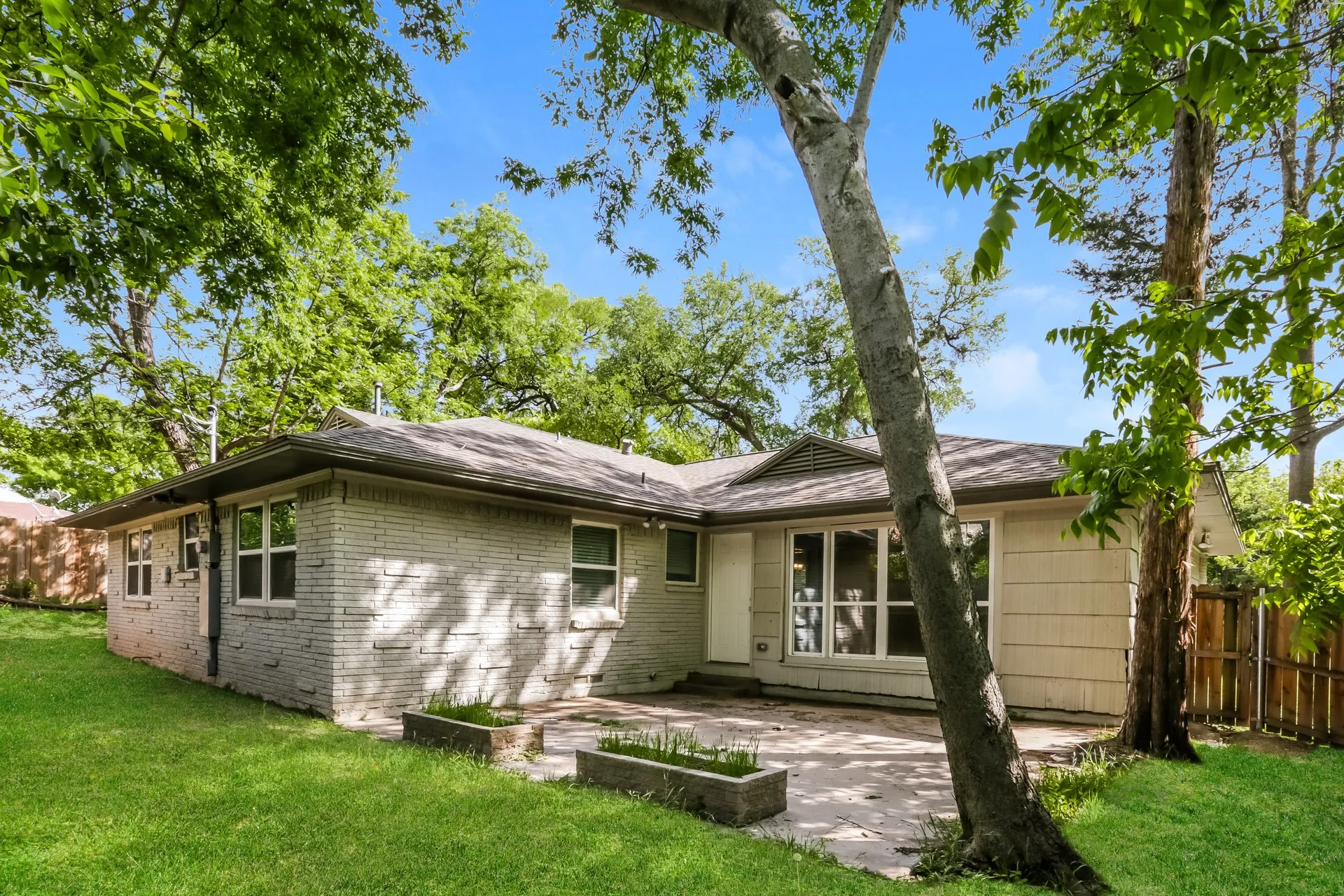 Single Family Residence For Sale in Dallas County , 7347 Maringo Drive, Dallas, Texas 75227, 3 Bedroom, 2 Bathroom, 2 Garage spaces, 1,673 Sqft, built in 1954, mls#21245008, Real Estate Agent in Dallas, Homes For Sale in Dallas county, Homes For Sale in Dallas, Realtor in Dallas Texas, Real Estate Brokerage Independent Realty Texas, Luminita Cordes Realtor