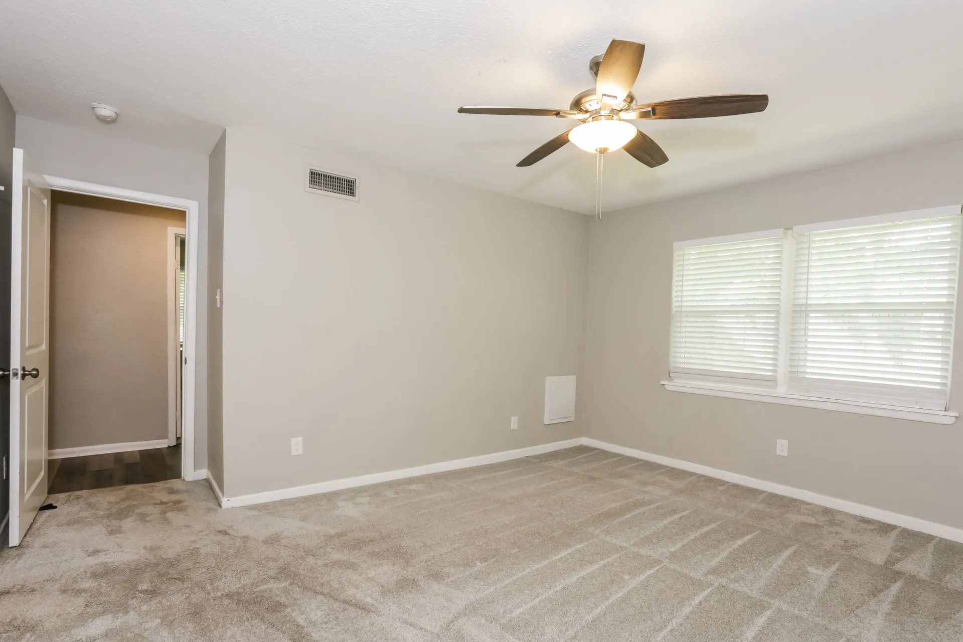 Single Family Residence For Sale in Dallas County , 7347 Maringo Drive, Dallas, Texas 75227, 3 Bedroom, 2 Bathroom, 2 Garage spaces, 1,673 Sqft, built in 1954, mls#21245008, Real Estate Agent in Dallas, Homes For Sale in Dallas county, Homes For Sale in Dallas, Realtor in Dallas Texas, Real Estate Brokerage Independent Realty Texas, Luminita Cordes Realtor