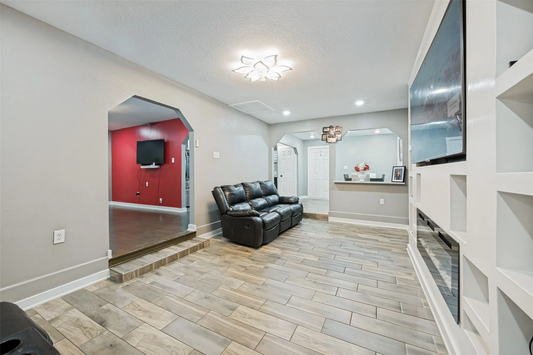 Single Family Residence For Sale in Tarrant County , 4332 Quails Lane, Fort Worth, Texas 76119, 3 Bedroom, 1 Bathroom, Garage spaces, 1,434 Sqft, built in 1956, Preowned, mls#21241619, Real Estate Agent in Fort Worth, Homes For Sale in Tarrant county, Homes For Sale in Fort Worth, Realtor in Fort Worth Texas, Real Estate Brokerage Independent Realty Texas, Luminita Cordes Realtor