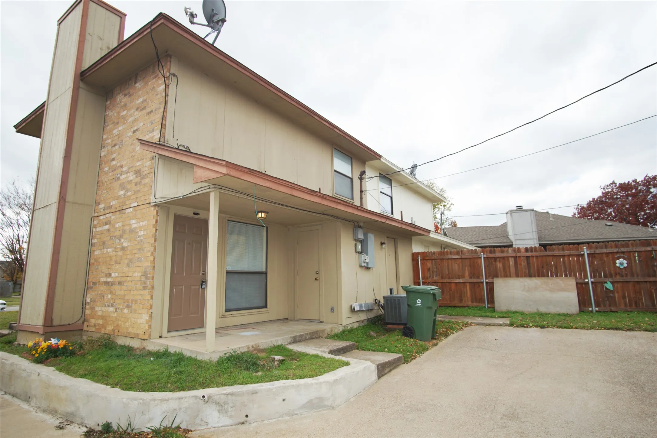Duplex For Rent in Tarrant County , 5719 Red Cactus Court, Arlington, Texas 76017, 2 Bedroom, 2 Bathroom, Garage spaces, 1,252 Sqft, built in 1984, mls#21245855, Real Estate Agent in Arlington, Homes For Rent in Tarrant county, Homes For Rent in Arlington, Realtor in Arlington Texas, Real Estate Brokerage Independent Realty Texas, Luminita Cordes Realtor