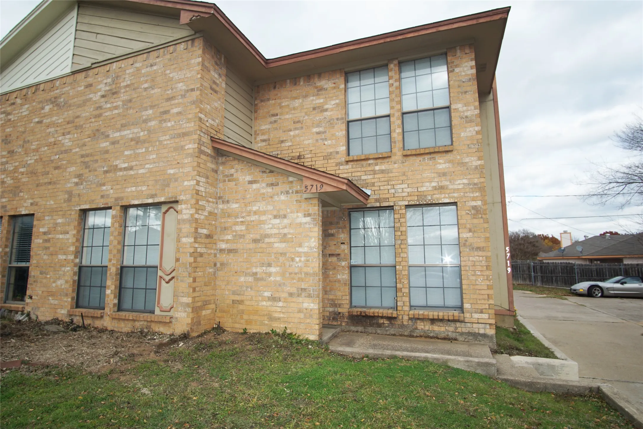 Duplex For Rent in Tarrant County , 5719 Red Cactus Court, Arlington, Texas 76017, 2 Bedroom, 2 Bathroom, Garage spaces, 1,252 Sqft, built in 1984, mls#21245855, Real Estate Agent in Arlington, Homes For Rent in Tarrant county, Homes For Rent in Arlington, Realtor in Arlington Texas, Real Estate Brokerage Independent Realty Texas, Luminita Cordes Realtor