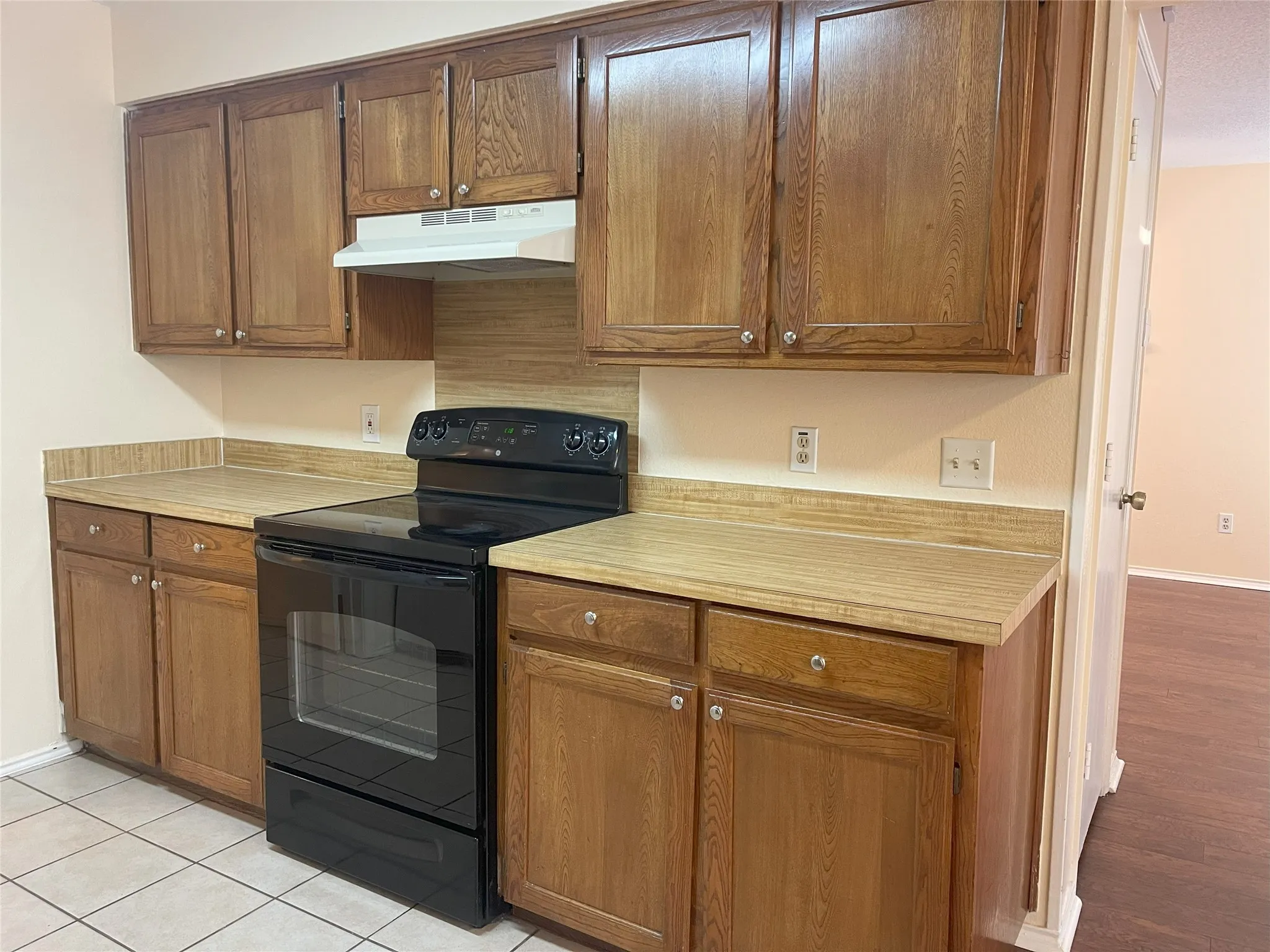 Duplex For Rent in Tarrant County , 5719 Red Cactus Court, Arlington, Texas 76017, 2 Bedroom, 2 Bathroom, Garage spaces, 1,252 Sqft, built in 1984, mls#21245855, Real Estate Agent in Arlington, Homes For Rent in Tarrant county, Homes For Rent in Arlington, Realtor in Arlington Texas, Real Estate Brokerage Independent Realty Texas, Luminita Cordes Realtor