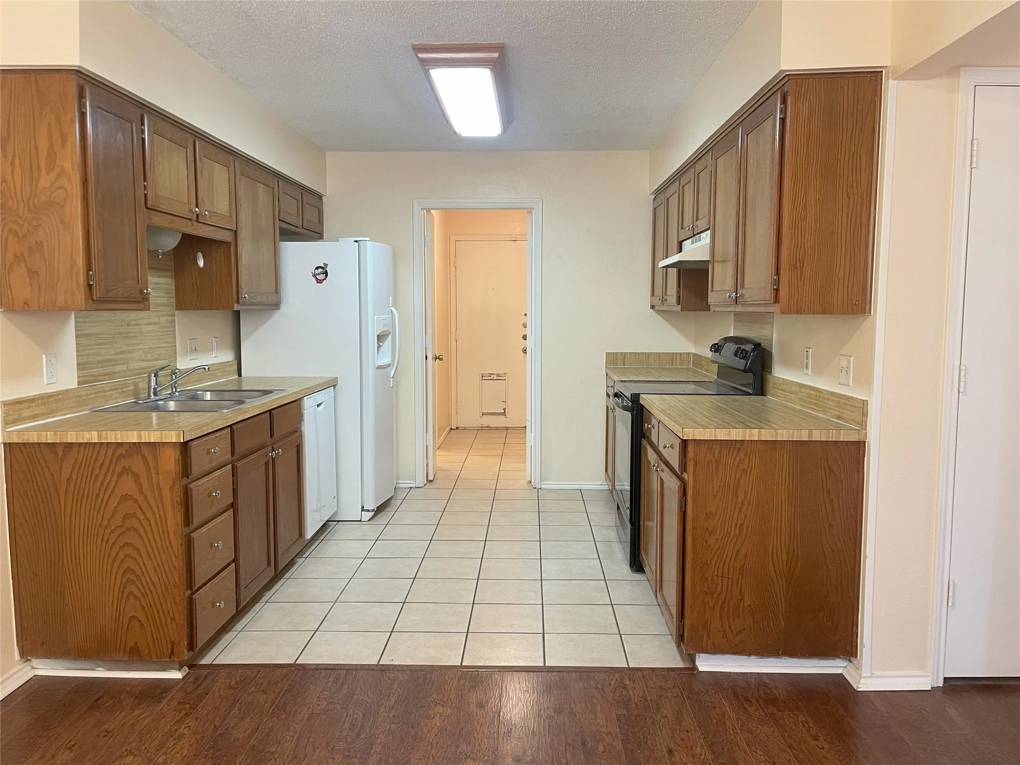 Duplex For Rent in Tarrant County , 5719 Red Cactus Court, Arlington, Texas 76017, 2 Bedroom, 2 Bathroom, Garage spaces, 1,252 Sqft, built in 1984, mls#21245855, Real Estate Agent in Arlington, Homes For Rent in Tarrant county, Homes For Rent in Arlington, Realtor in Arlington Texas, Real Estate Brokerage Independent Realty Texas, Luminita Cordes Realtor