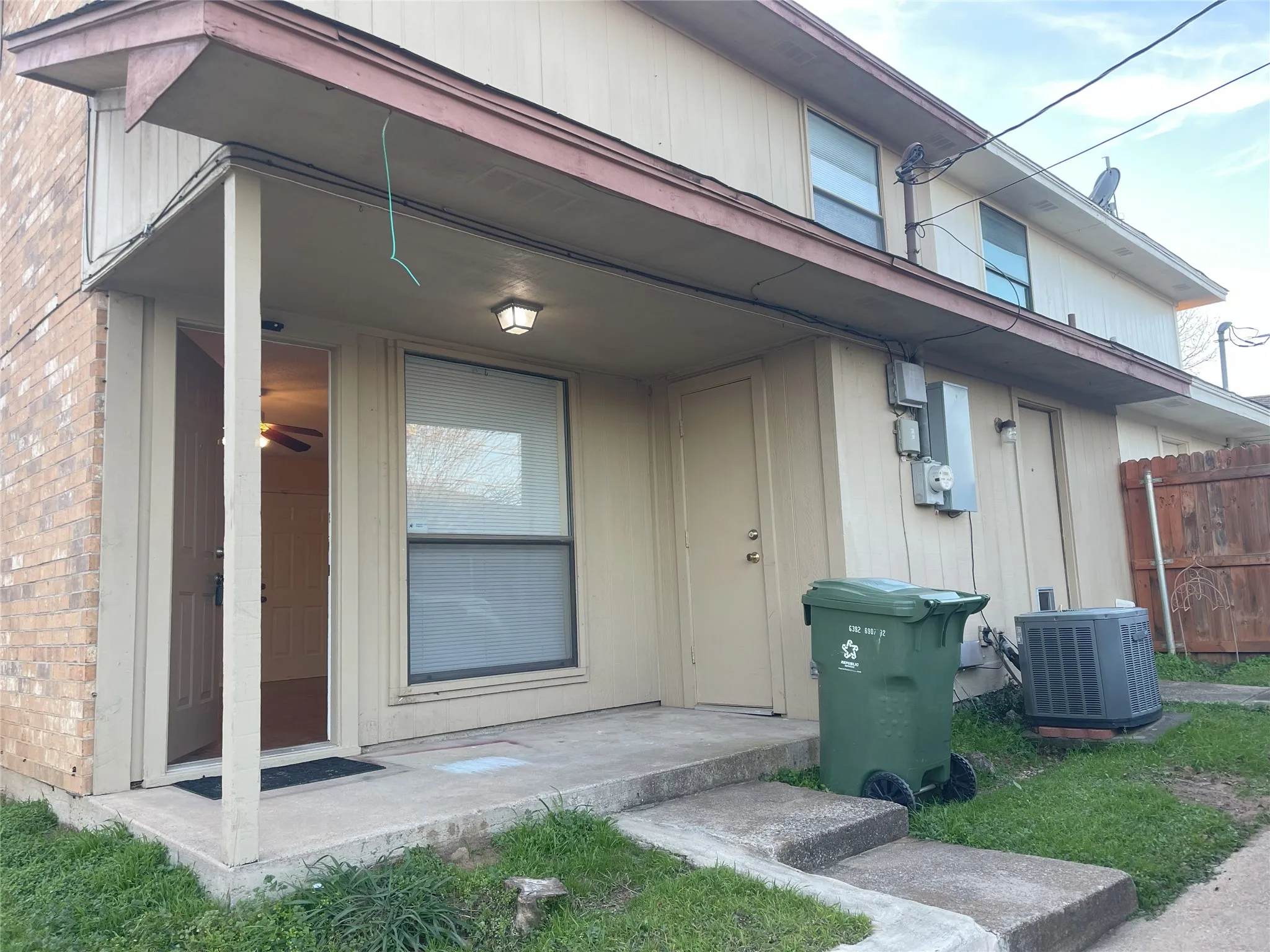 Duplex For Rent in Tarrant County , 5719 Red Cactus Court, Arlington, Texas 76017, 2 Bedroom, 2 Bathroom, Garage spaces, 1,252 Sqft, built in 1984, mls#21245855, Real Estate Agent in Arlington, Homes For Rent in Tarrant county, Homes For Rent in Arlington, Realtor in Arlington Texas, Real Estate Brokerage Independent Realty Texas, Luminita Cordes Realtor
