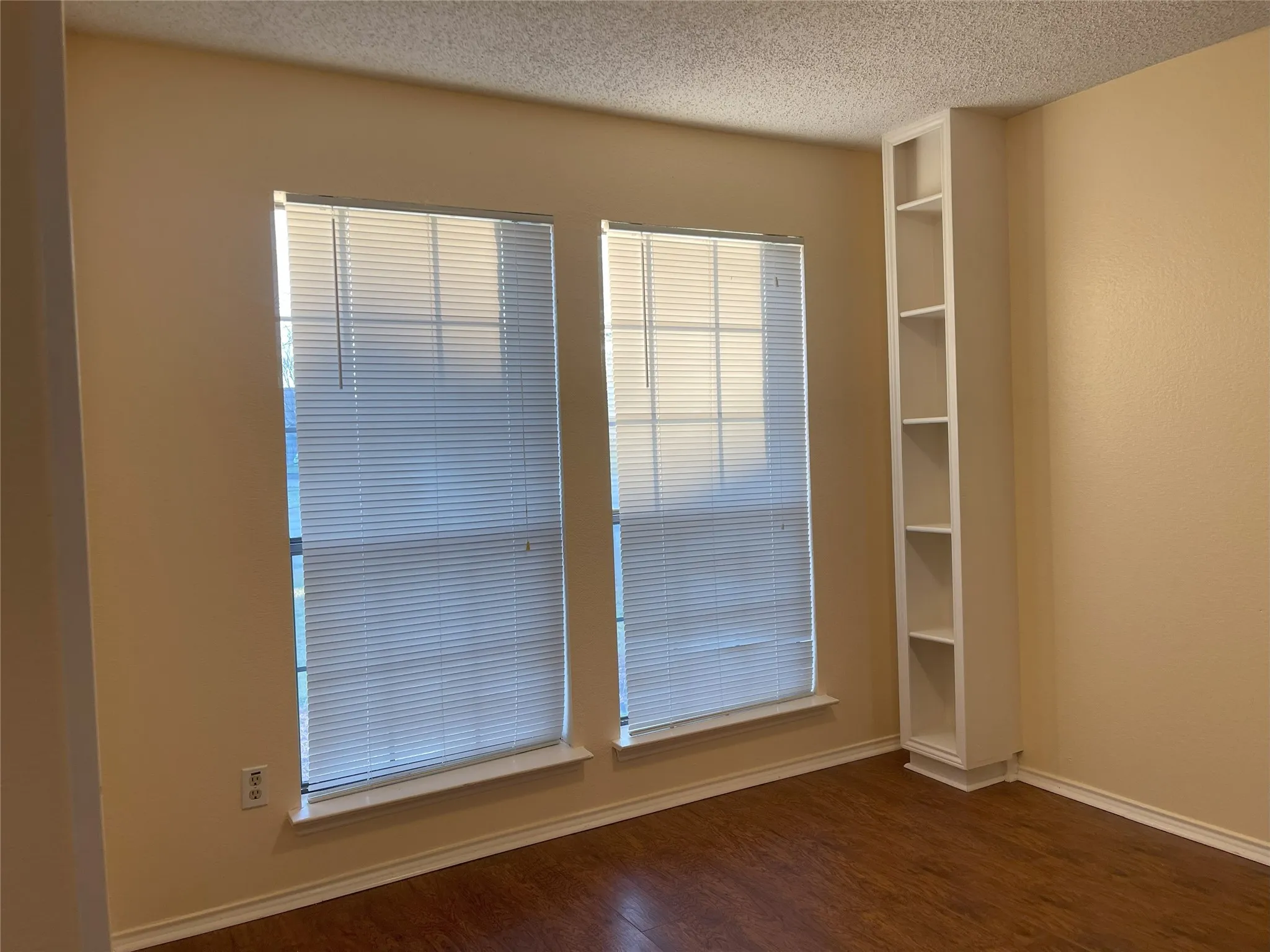 Duplex For Rent in Tarrant County , 5719 Red Cactus Court, Arlington, Texas 76017, 2 Bedroom, 2 Bathroom, Garage spaces, 1,252 Sqft, built in 1984, mls#21245855, Real Estate Agent in Arlington, Homes For Rent in Tarrant county, Homes For Rent in Arlington, Realtor in Arlington Texas, Real Estate Brokerage Independent Realty Texas, Luminita Cordes Realtor