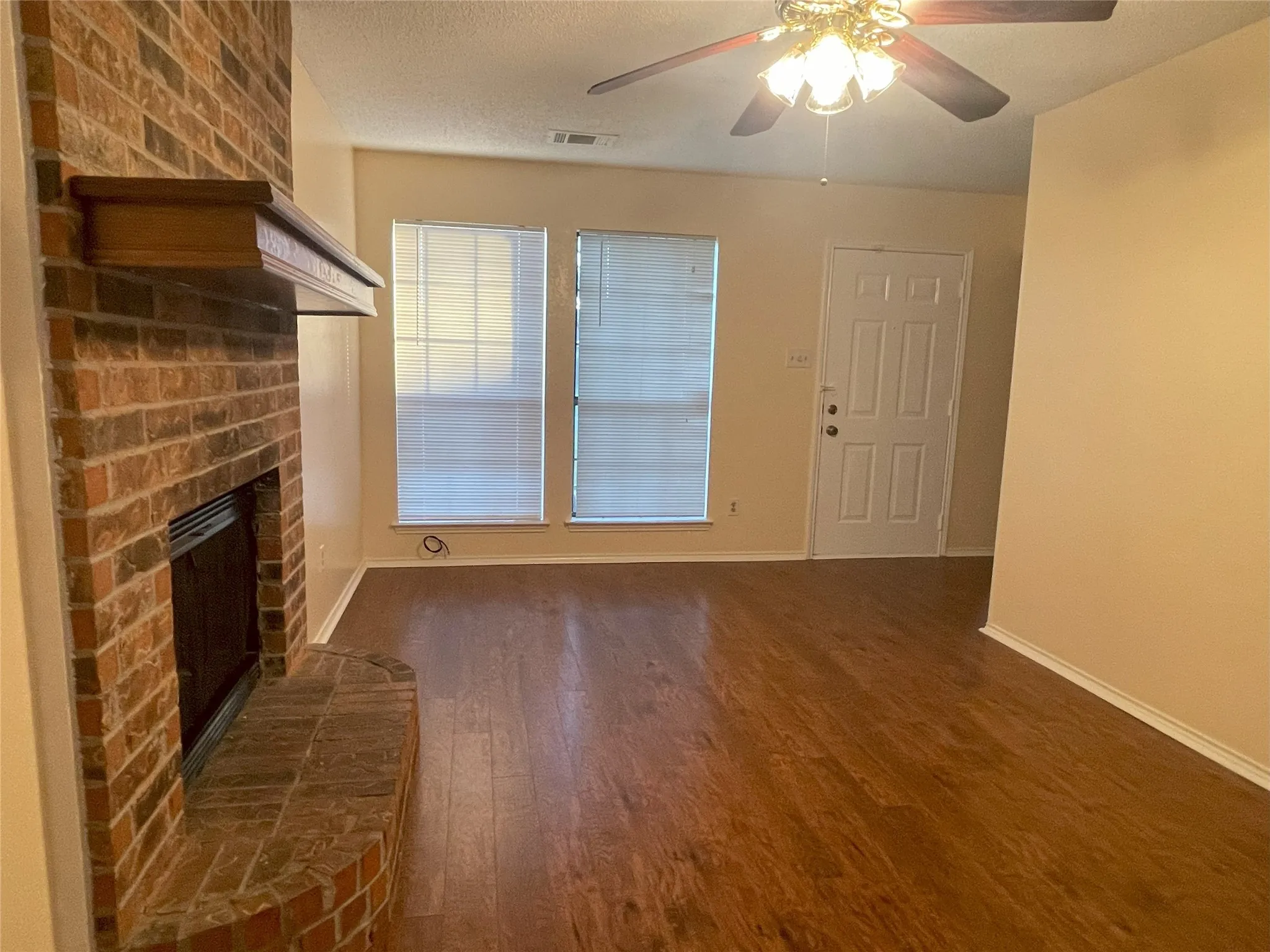 Duplex For Rent in Tarrant County , 5719 Red Cactus Court, Arlington, Texas 76017, 2 Bedroom, 2 Bathroom, Garage spaces, 1,252 Sqft, built in 1984, mls#21245855, Real Estate Agent in Arlington, Homes For Rent in Tarrant county, Homes For Rent in Arlington, Realtor in Arlington Texas, Real Estate Brokerage Independent Realty Texas, Luminita Cordes Realtor