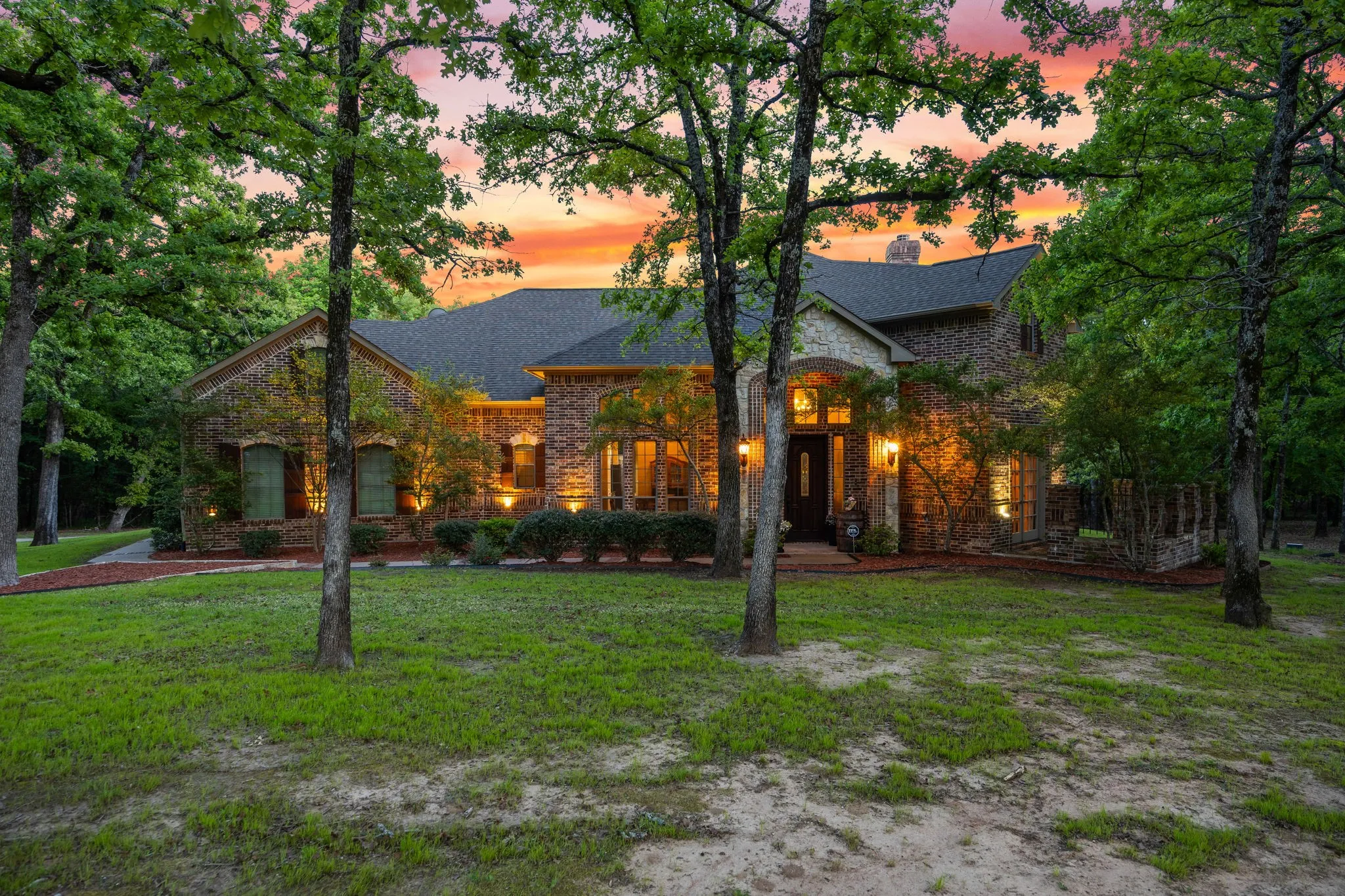 Single Family Residence For Sale in Hunt County , 2840 Hideaway Lane, Quinlan, Texas 75474, 3 Bedroom, 4 Bathroom, 2 Garage spaces, 3,650 Sqft, built in 2002, Preowned, mls#21237652, Real Estate Agent in Quinlan, Homes For Sale in Hunt county, Homes For Sale in Quinlan, Realtor in Quinlan Texas, Real Estate Brokerage Independent Realty Texas, Luminita Cordes Realtor