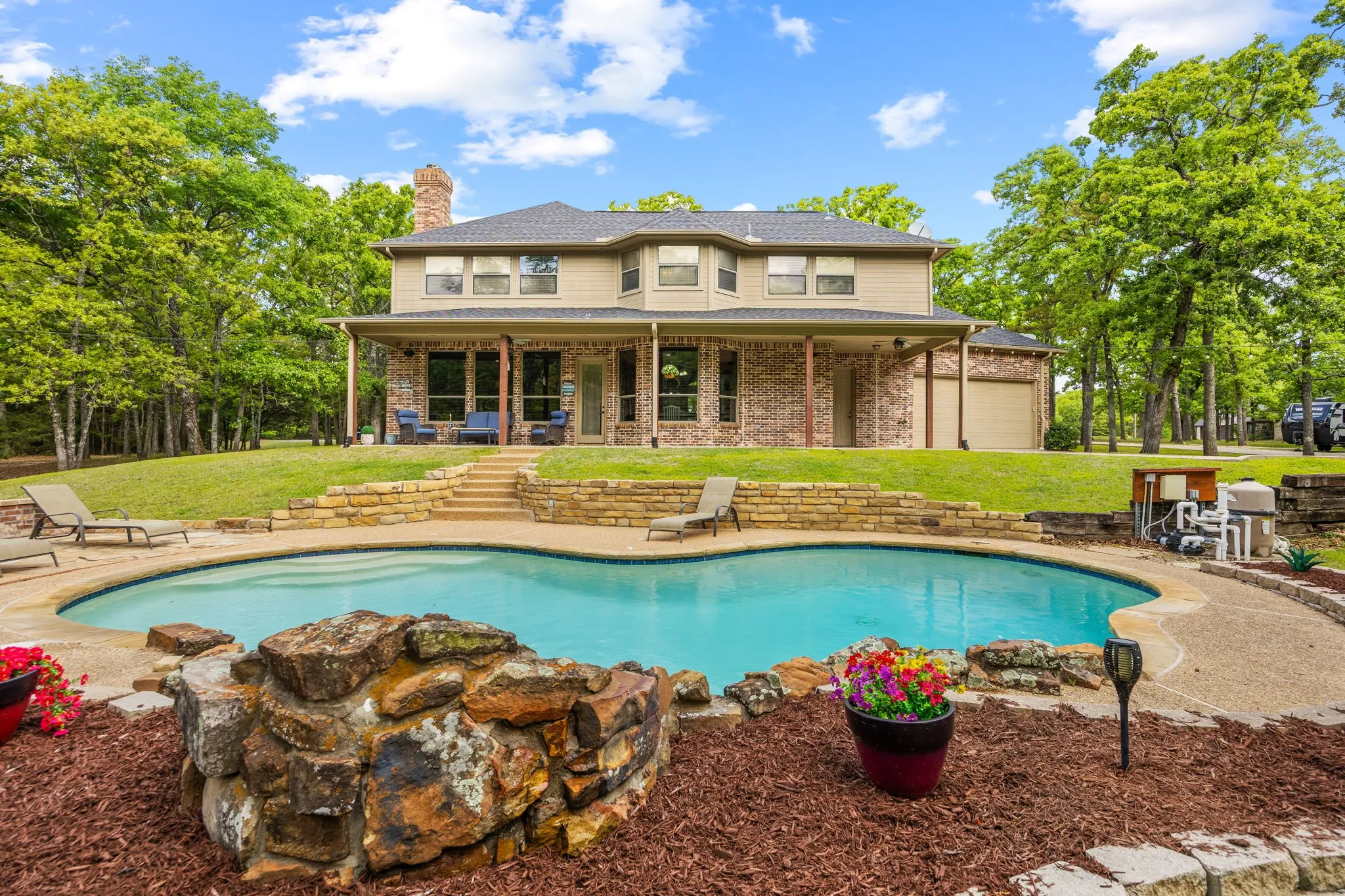 Single Family Residence For Sale in Hunt County , 2840 Hideaway Lane, Quinlan, Texas 75474, 3 Bedroom, 4 Bathroom, 2 Garage spaces, 3,650 Sqft, built in 2002, Preowned, mls#21237652, Real Estate Agent in Quinlan, Homes For Sale in Hunt county, Homes For Sale in Quinlan, Realtor in Quinlan Texas, Real Estate Brokerage Independent Realty Texas, Luminita Cordes Realtor