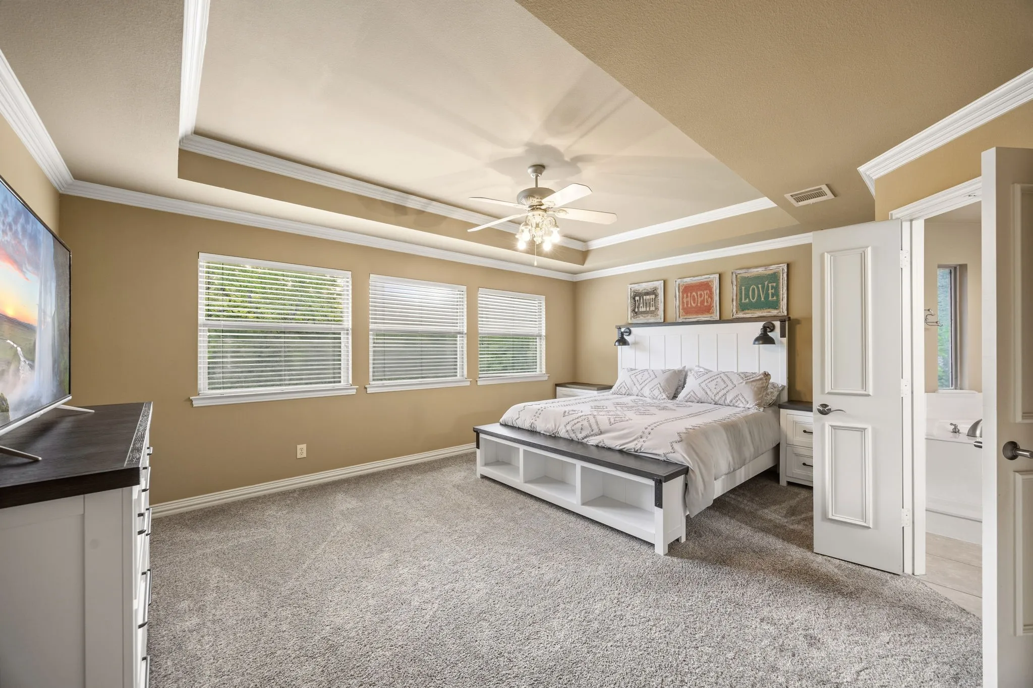 Single Family Residence For Sale in Hunt County , 2840 Hideaway Lane, Quinlan, Texas 75474, 3 Bedroom, 4 Bathroom, 2 Garage spaces, 3,650 Sqft, built in 2002, Preowned, mls#21237652, Real Estate Agent in Quinlan, Homes For Sale in Hunt county, Homes For Sale in Quinlan, Realtor in Quinlan Texas, Real Estate Brokerage Independent Realty Texas, Luminita Cordes Realtor