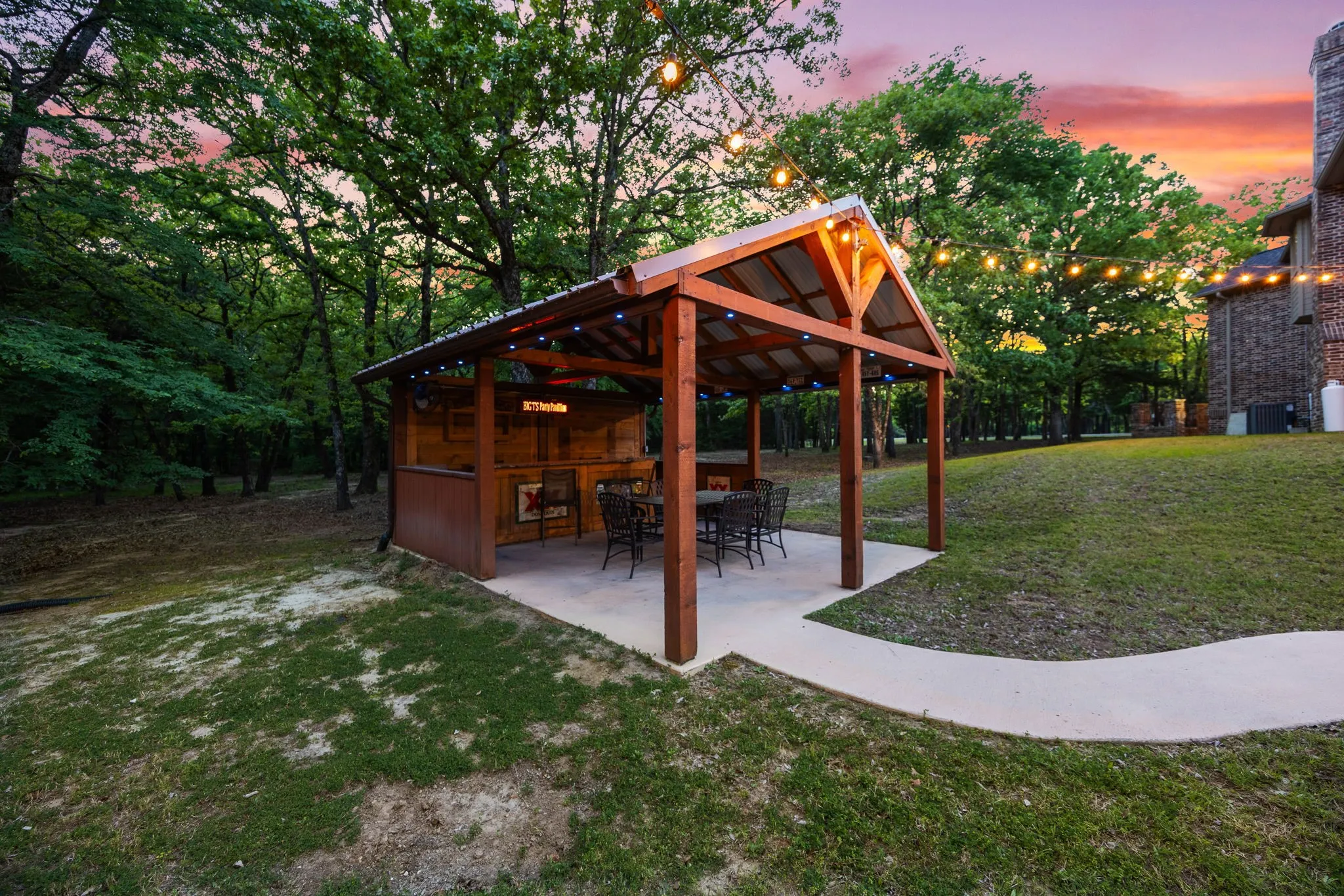 Single Family Residence For Sale in Hunt County , 2840 Hideaway Lane, Quinlan, Texas 75474, 3 Bedroom, 4 Bathroom, 2 Garage spaces, 3,650 Sqft, built in 2002, Preowned, mls#21237652, Real Estate Agent in Quinlan, Homes For Sale in Hunt county, Homes For Sale in Quinlan, Realtor in Quinlan Texas, Real Estate Brokerage Independent Realty Texas, Luminita Cordes Realtor