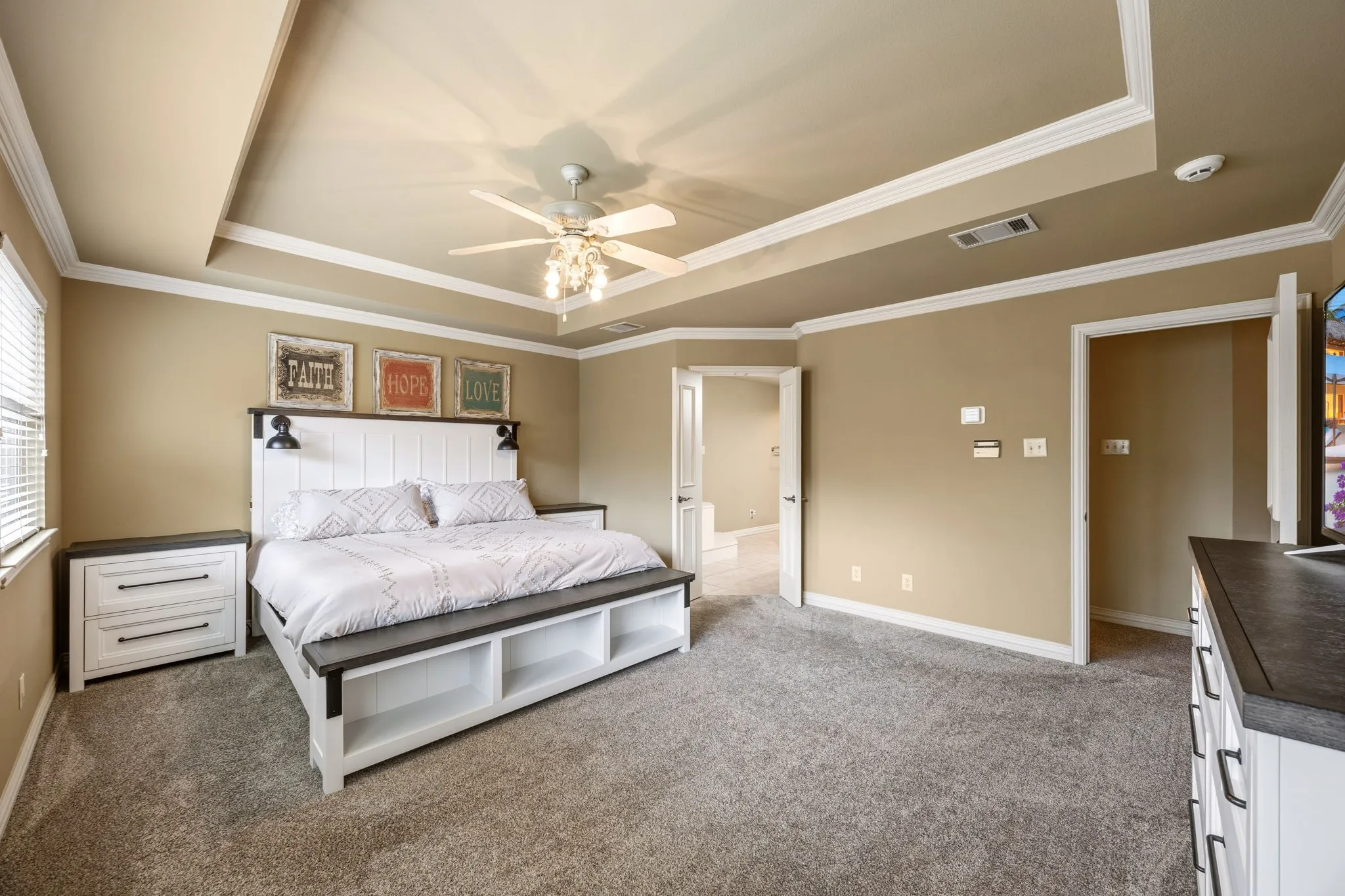 Single Family Residence For Sale in Hunt County , 2840 Hideaway Lane, Quinlan, Texas 75474, 3 Bedroom, 4 Bathroom, 2 Garage spaces, 3,650 Sqft, built in 2002, Preowned, mls#21237652, Real Estate Agent in Quinlan, Homes For Sale in Hunt county, Homes For Sale in Quinlan, Realtor in Quinlan Texas, Real Estate Brokerage Independent Realty Texas, Luminita Cordes Realtor