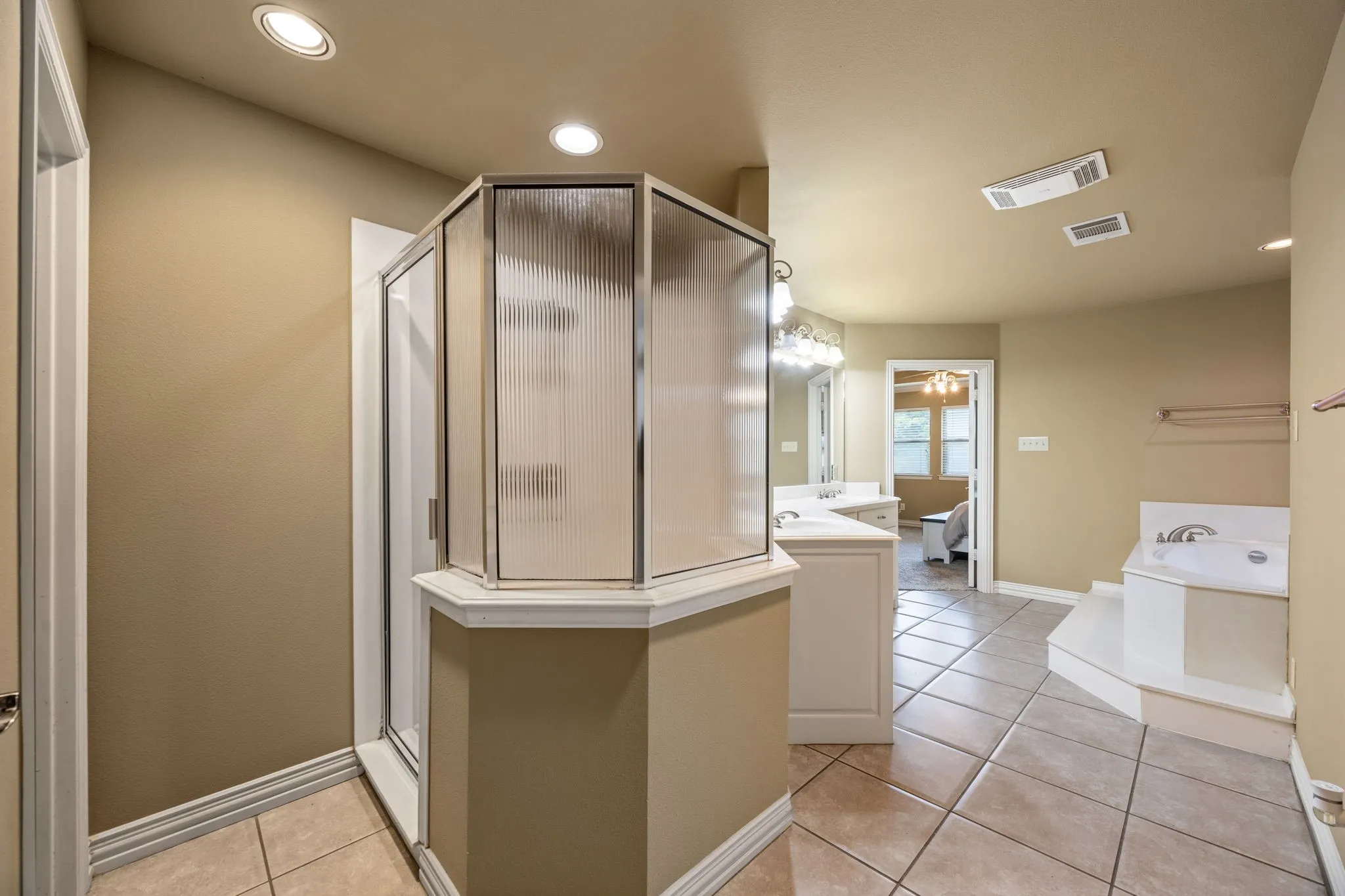 Single Family Residence For Sale in Hunt County , 2840 Hideaway Lane, Quinlan, Texas 75474, 3 Bedroom, 4 Bathroom, 2 Garage spaces, 3,650 Sqft, built in 2002, Preowned, mls#21237652, Real Estate Agent in Quinlan, Homes For Sale in Hunt county, Homes For Sale in Quinlan, Realtor in Quinlan Texas, Real Estate Brokerage Independent Realty Texas, Luminita Cordes Realtor
