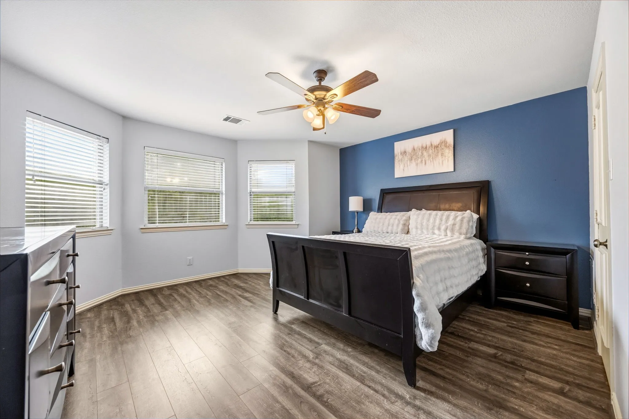 Single Family Residence For Sale in Hunt County , 2840 Hideaway Lane, Quinlan, Texas 75474, 3 Bedroom, 4 Bathroom, 2 Garage spaces, 3,650 Sqft, built in 2002, Preowned, mls#21237652, Real Estate Agent in Quinlan, Homes For Sale in Hunt county, Homes For Sale in Quinlan, Realtor in Quinlan Texas, Real Estate Brokerage Independent Realty Texas, Luminita Cordes Realtor