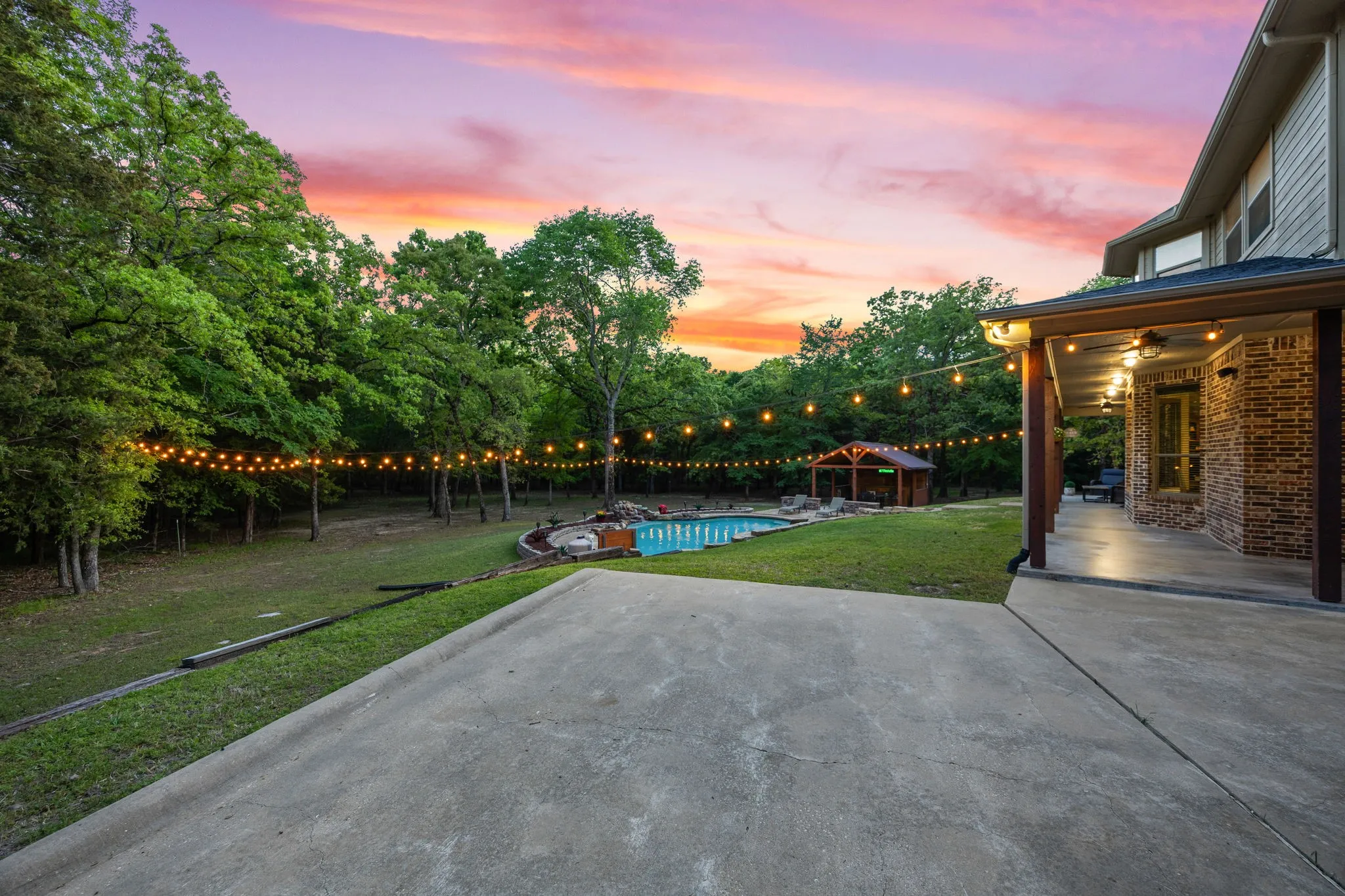 Single Family Residence For Sale in Hunt County , 2840 Hideaway Lane, Quinlan, Texas 75474, 3 Bedroom, 4 Bathroom, 2 Garage spaces, 3,650 Sqft, built in 2002, Preowned, mls#21237652, Real Estate Agent in Quinlan, Homes For Sale in Hunt county, Homes For Sale in Quinlan, Realtor in Quinlan Texas, Real Estate Brokerage Independent Realty Texas, Luminita Cordes Realtor