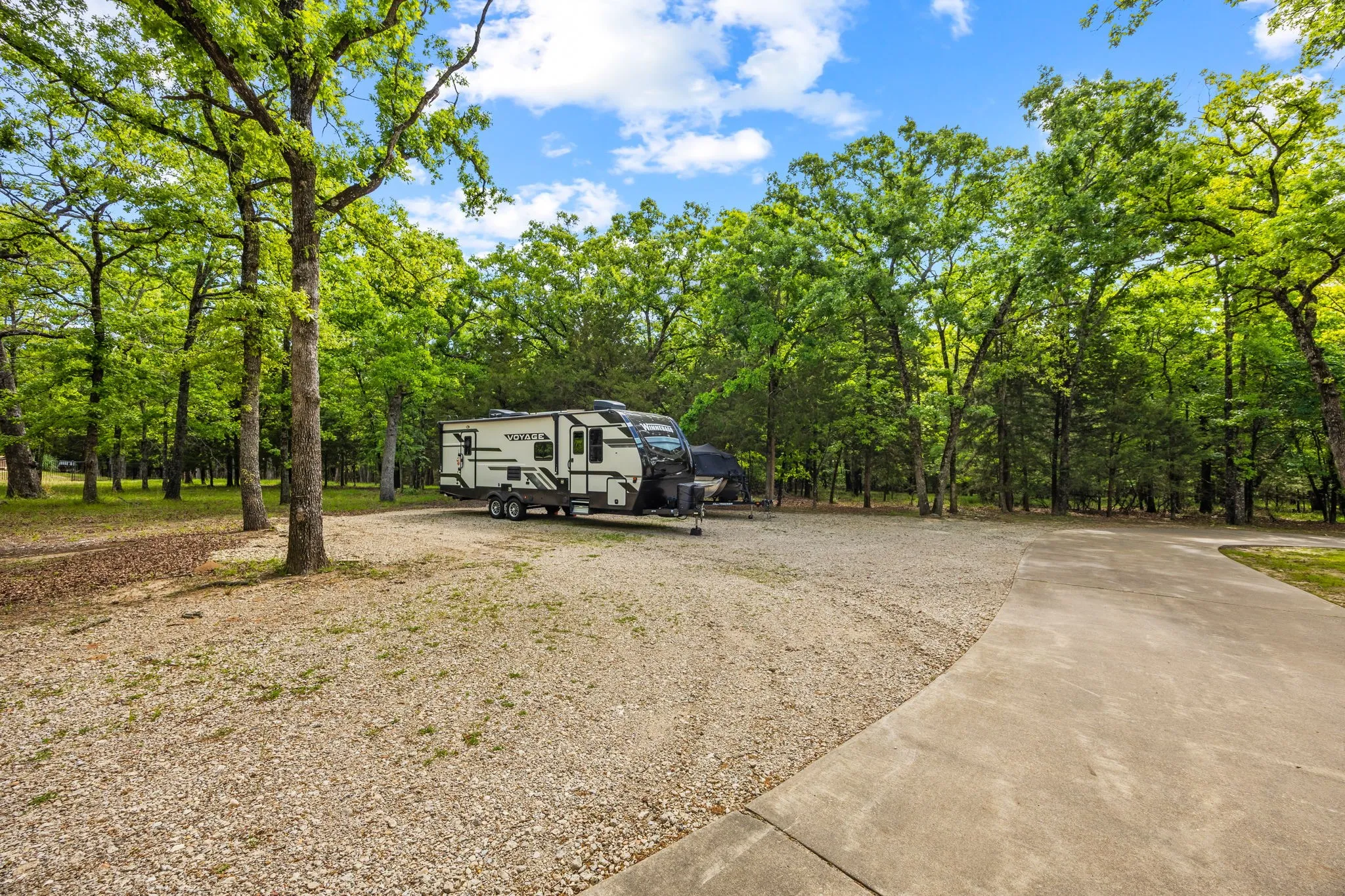 Single Family Residence For Sale in Hunt County , 2840 Hideaway Lane, Quinlan, Texas 75474, 3 Bedroom, 4 Bathroom, 2 Garage spaces, 3,650 Sqft, built in 2002, Preowned, mls#21237652, Real Estate Agent in Quinlan, Homes For Sale in Hunt county, Homes For Sale in Quinlan, Realtor in Quinlan Texas, Real Estate Brokerage Independent Realty Texas, Luminita Cordes Realtor