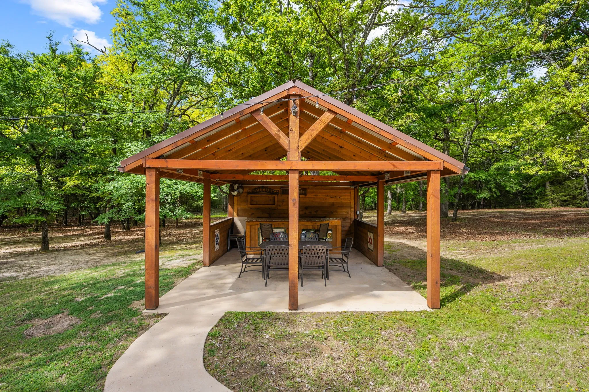 Single Family Residence For Sale in Hunt County , 2840 Hideaway Lane, Quinlan, Texas 75474, 3 Bedroom, 4 Bathroom, 2 Garage spaces, 3,650 Sqft, built in 2002, Preowned, mls#21237652, Real Estate Agent in Quinlan, Homes For Sale in Hunt county, Homes For Sale in Quinlan, Realtor in Quinlan Texas, Real Estate Brokerage Independent Realty Texas, Luminita Cordes Realtor