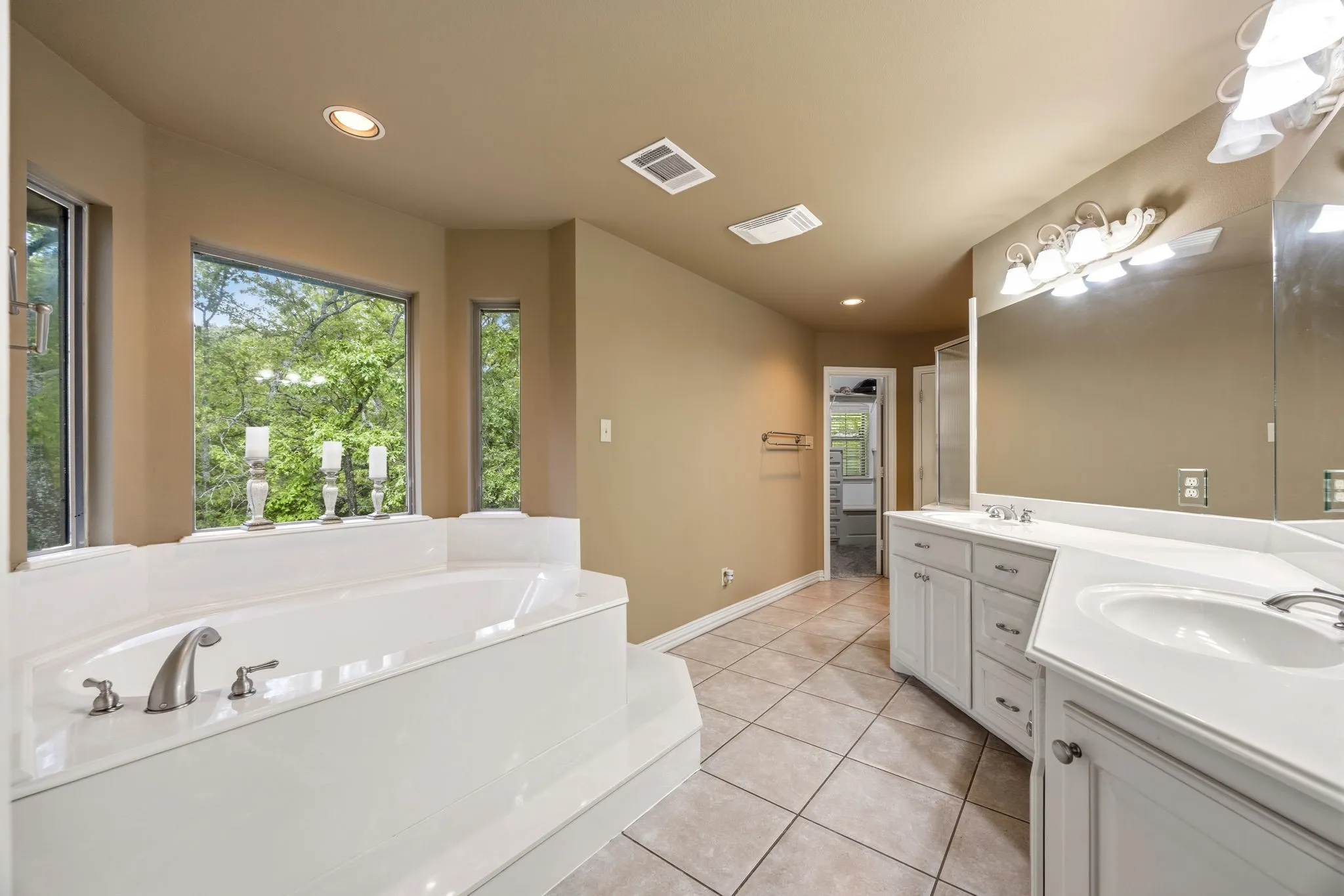 Single Family Residence For Sale in Hunt County , 2840 Hideaway Lane, Quinlan, Texas 75474, 3 Bedroom, 4 Bathroom, 2 Garage spaces, 3,650 Sqft, built in 2002, Preowned, mls#21237652, Real Estate Agent in Quinlan, Homes For Sale in Hunt county, Homes For Sale in Quinlan, Realtor in Quinlan Texas, Real Estate Brokerage Independent Realty Texas, Luminita Cordes Realtor