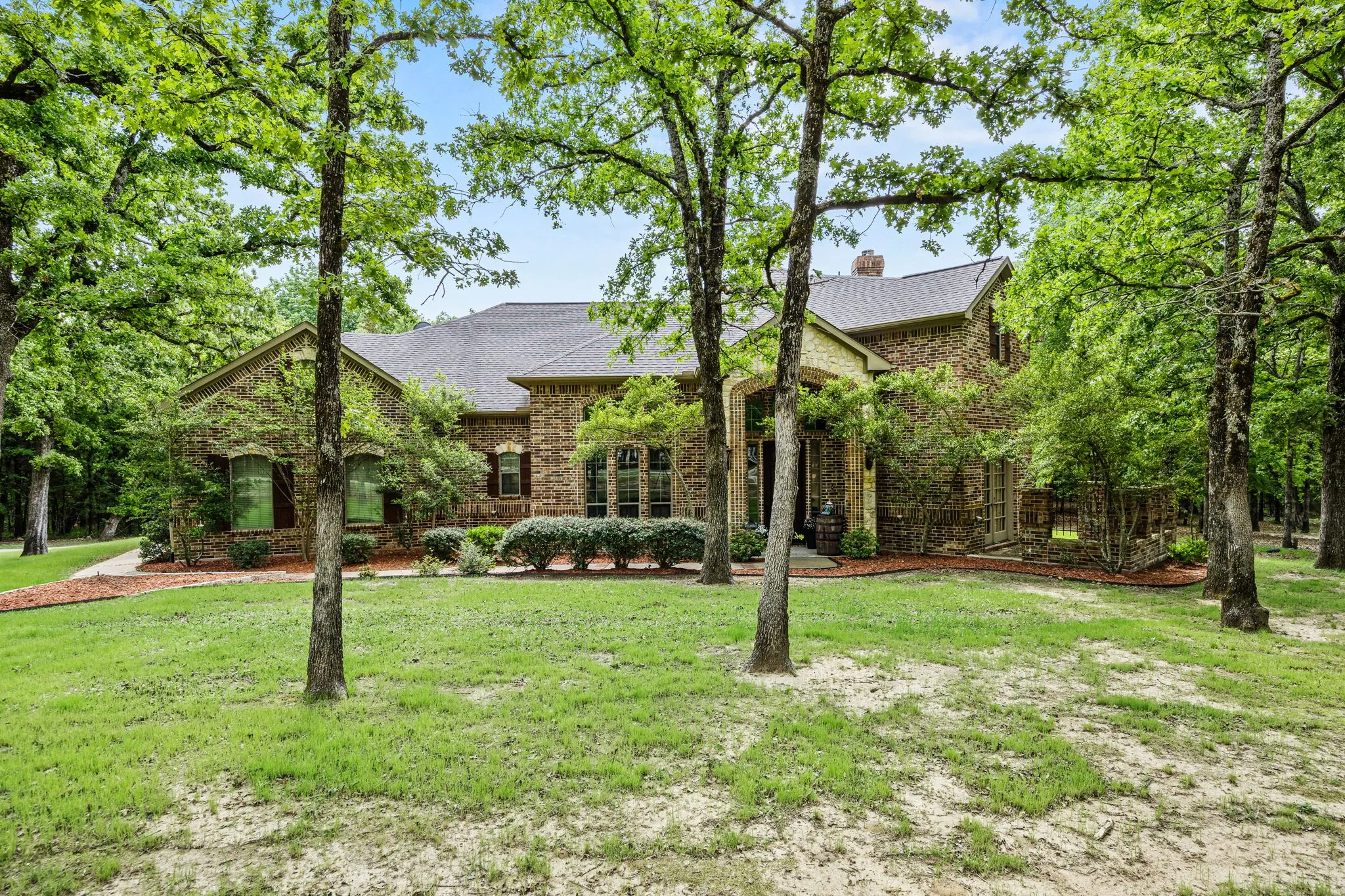 Single Family Residence For Sale in Hunt County , 2840 Hideaway Lane, Quinlan, Texas 75474, 3 Bedroom, 4 Bathroom, 2 Garage spaces, 3,650 Sqft, built in 2002, Preowned, mls#21237652, Real Estate Agent in Quinlan, Homes For Sale in Hunt county, Homes For Sale in Quinlan, Realtor in Quinlan Texas, Real Estate Brokerage Independent Realty Texas, Luminita Cordes Realtor