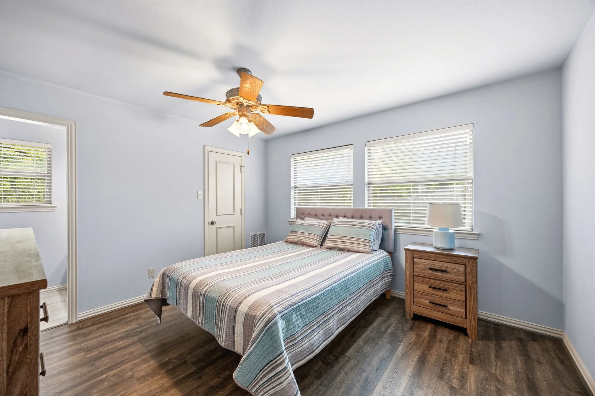 Single Family Residence For Sale in Hunt County , 2840 Hideaway Lane, Quinlan, Texas 75474, 3 Bedroom, 4 Bathroom, 2 Garage spaces, 3,650 Sqft, built in 2002, Preowned, mls#21237652, Real Estate Agent in Quinlan, Homes For Sale in Hunt county, Homes For Sale in Quinlan, Realtor in Quinlan Texas, Real Estate Brokerage Independent Realty Texas, Luminita Cordes Realtor
