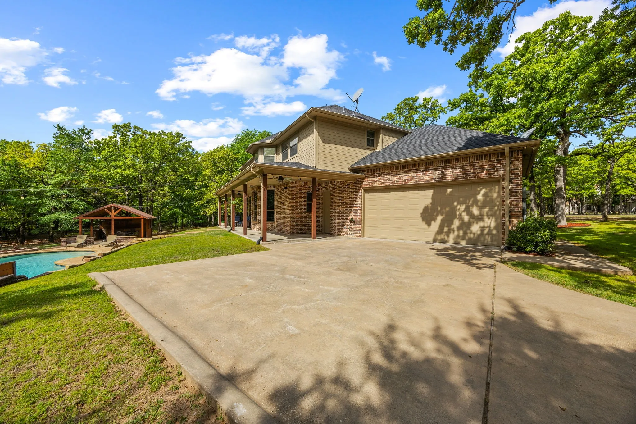 Single Family Residence For Sale in Hunt County , 2840 Hideaway Lane, Quinlan, Texas 75474, 3 Bedroom, 4 Bathroom, 2 Garage spaces, 3,650 Sqft, built in 2002, Preowned, mls#21237652, Real Estate Agent in Quinlan, Homes For Sale in Hunt county, Homes For Sale in Quinlan, Realtor in Quinlan Texas, Real Estate Brokerage Independent Realty Texas, Luminita Cordes Realtor